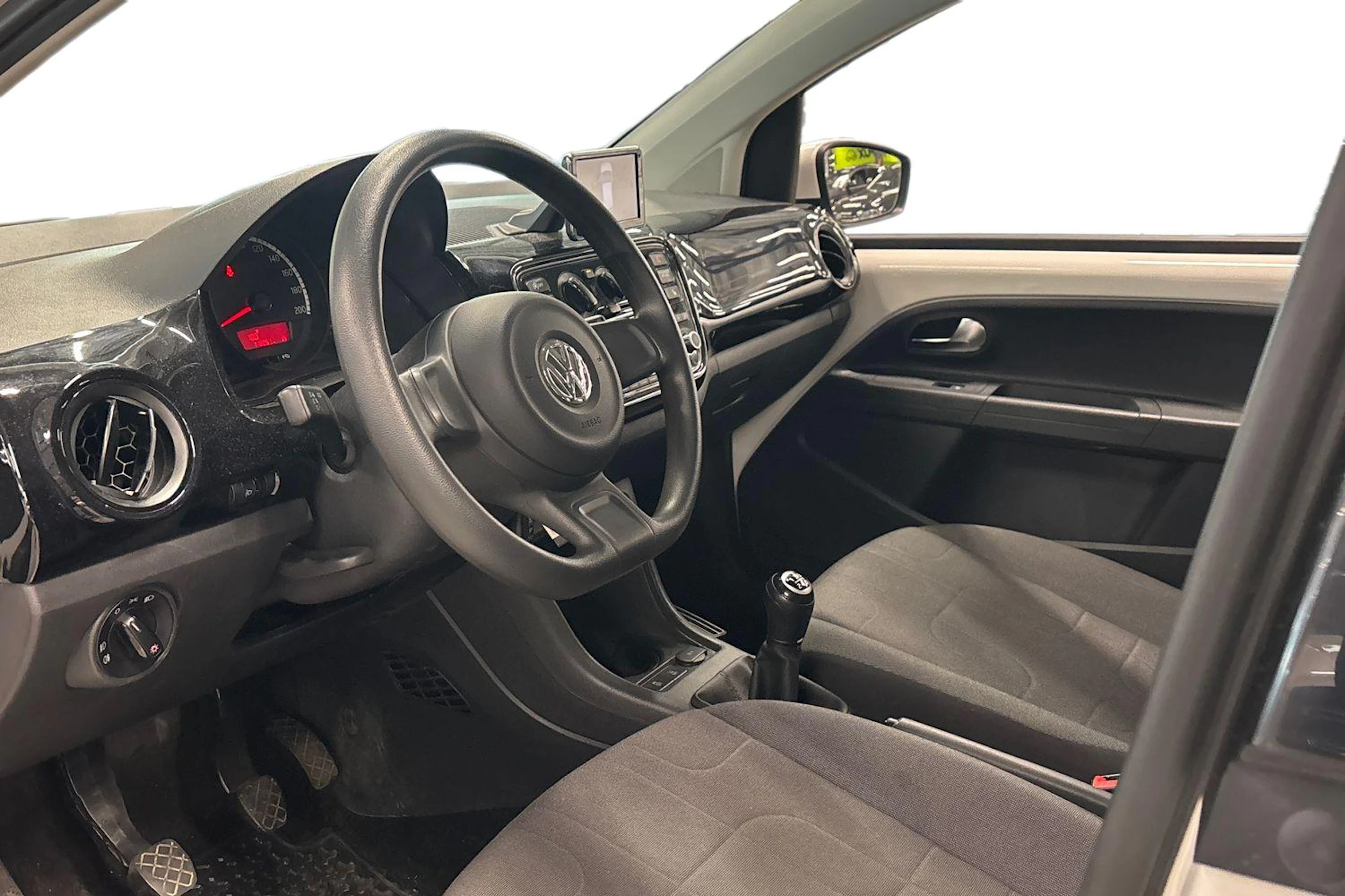 valkoinen Volkswagen up! 2015 kuva 3.