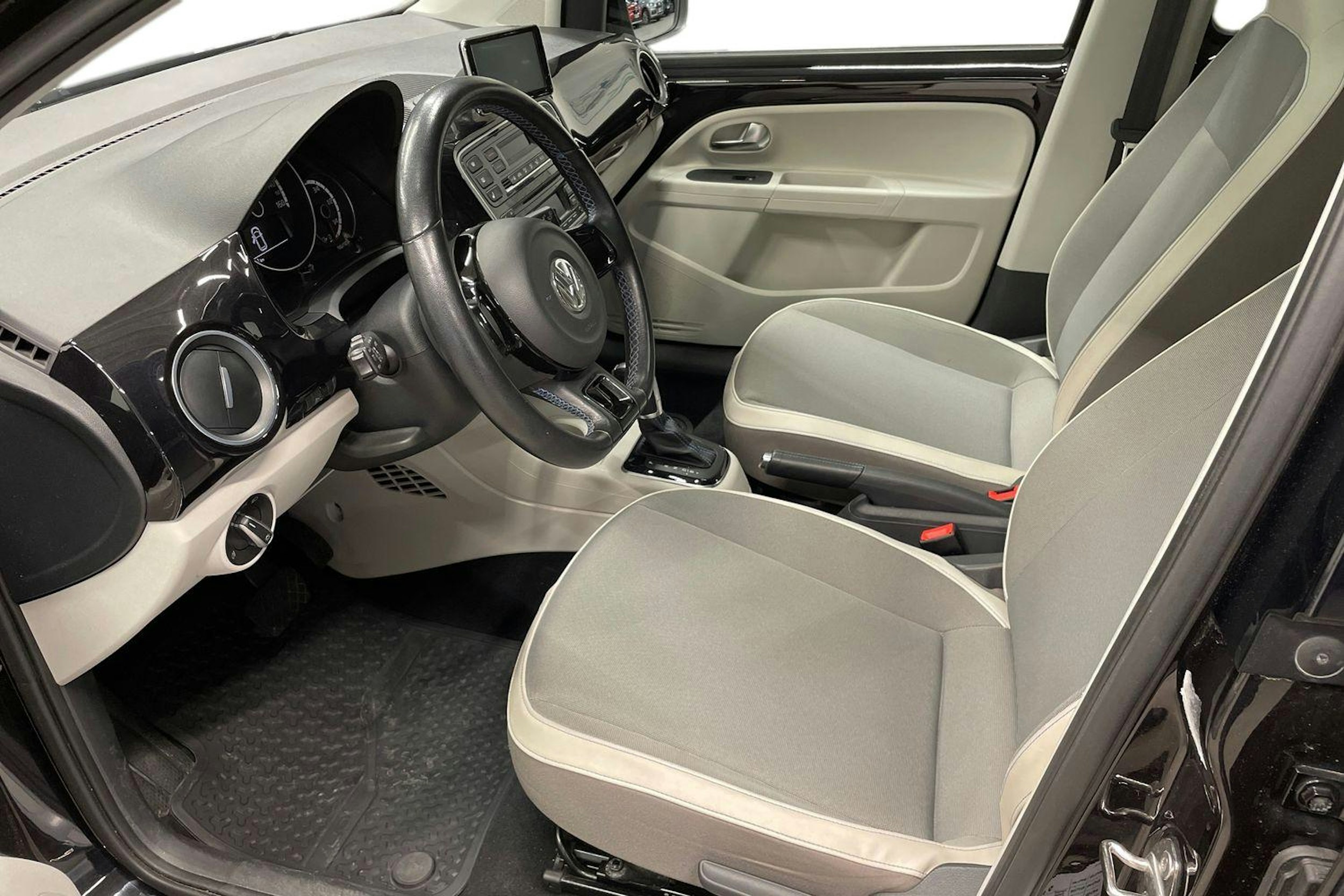 musta Volkswagen up! 2015 kuva 6.