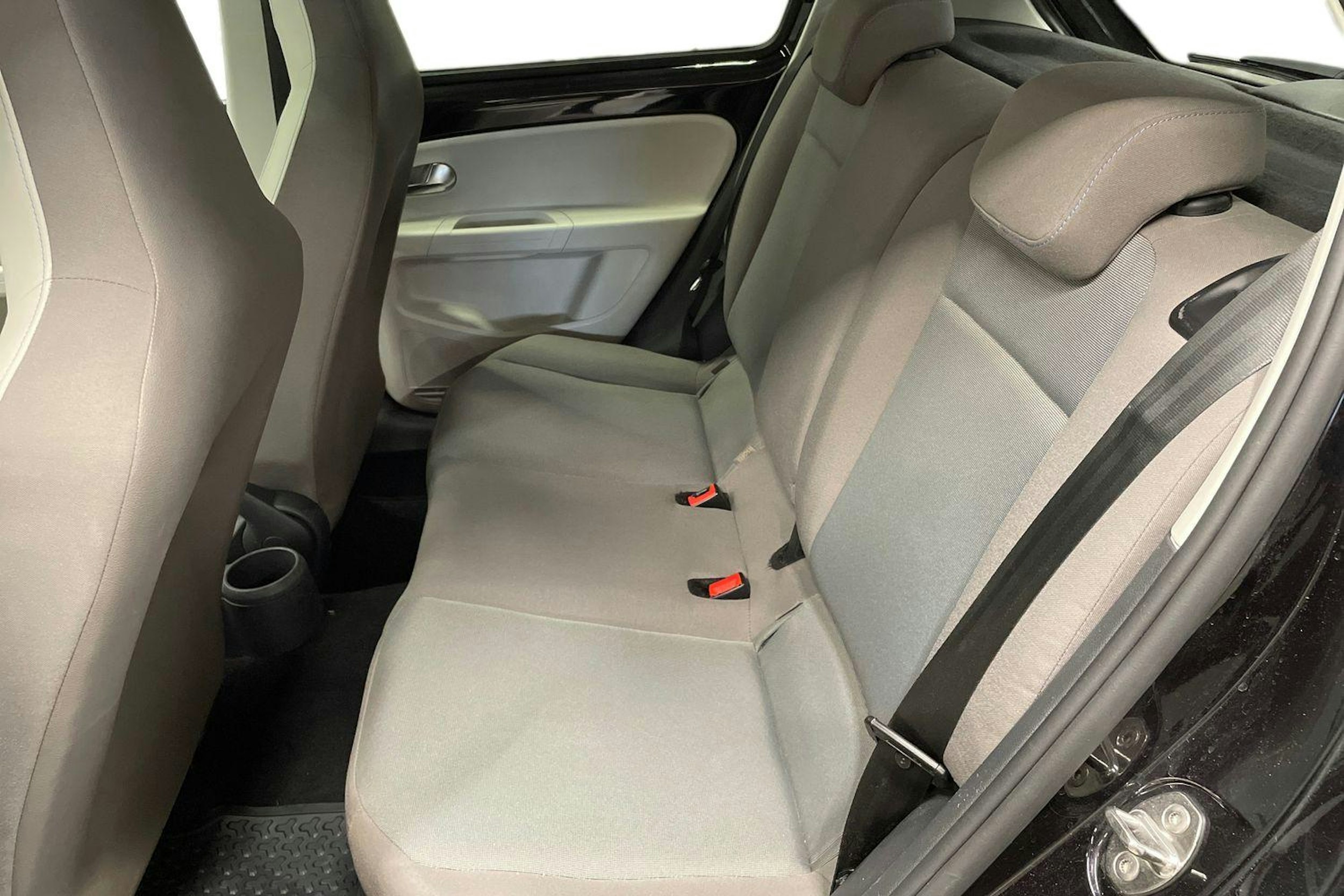 musta Volkswagen up! 2015 kuva 8.