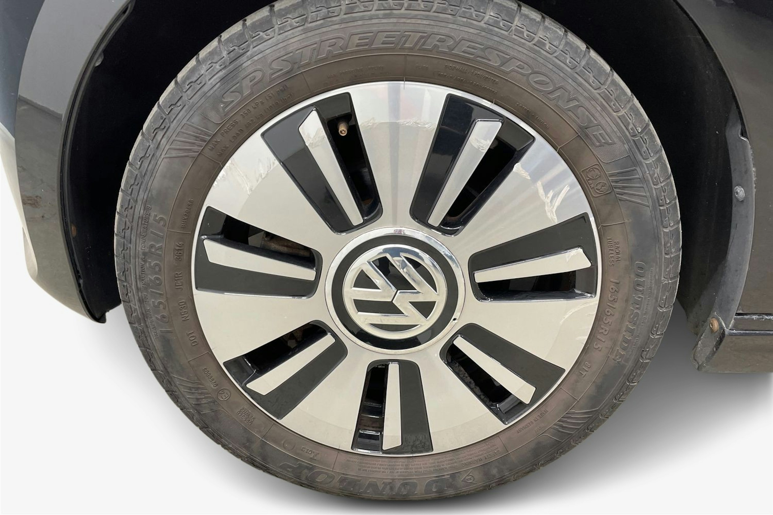 musta Volkswagen up! 2015 kuva 9.