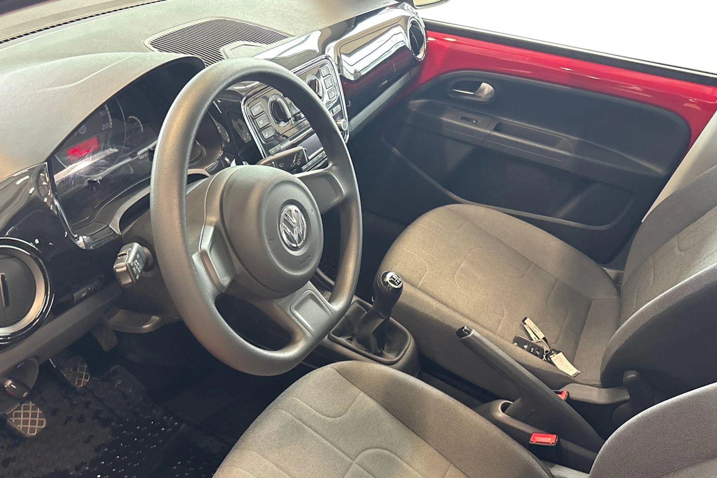 Punainen Volkswagen up! 2015 kuva 8.