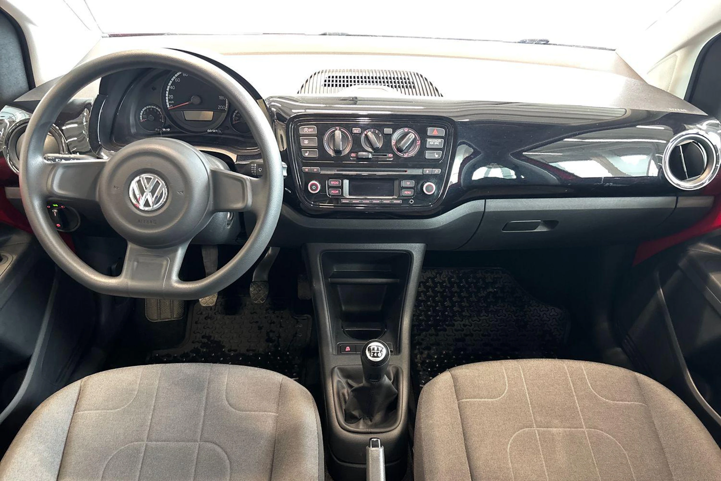 Punainen Volkswagen up! 2015 kuva 9.