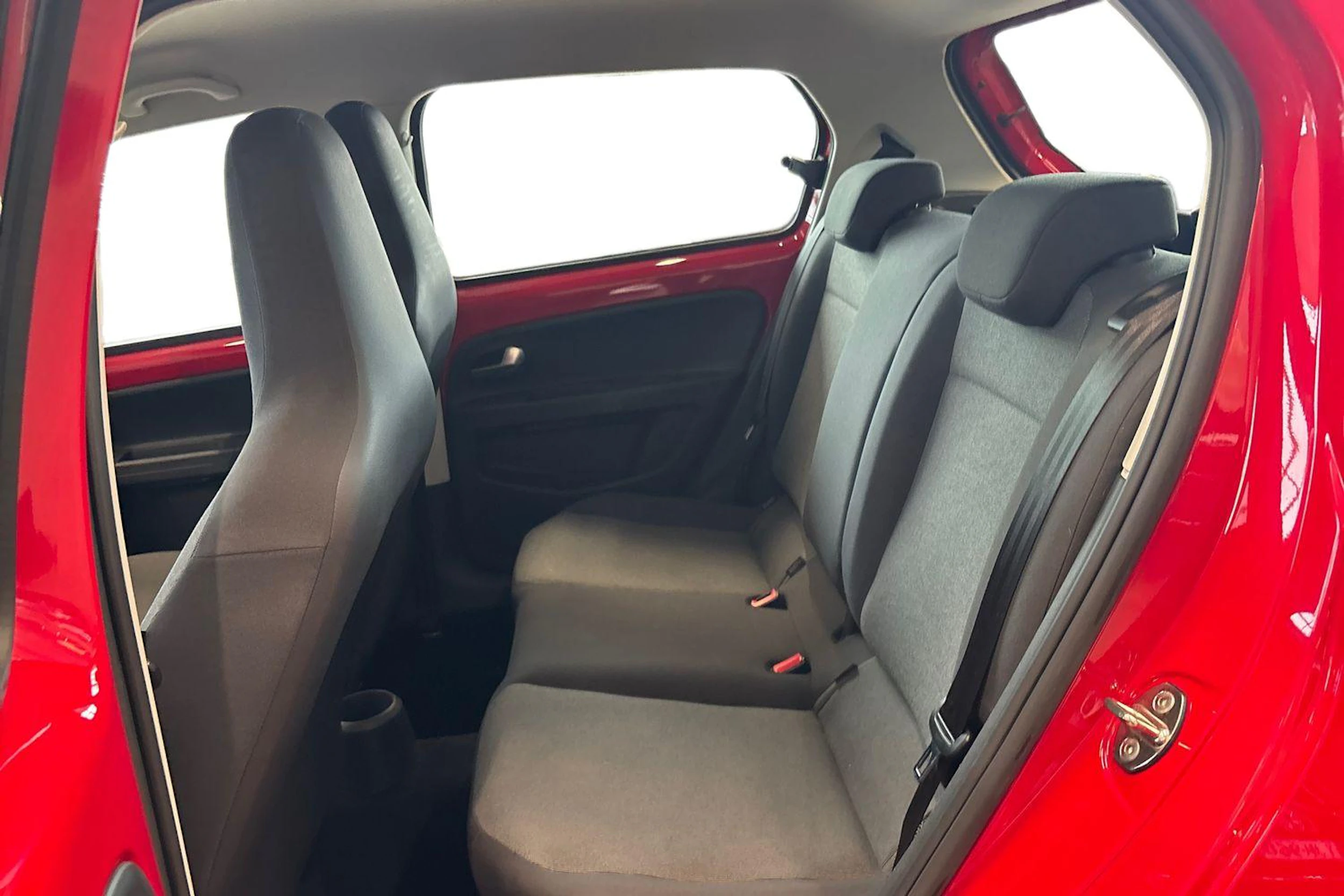 Punainen Volkswagen up! 2015 kuva 11.