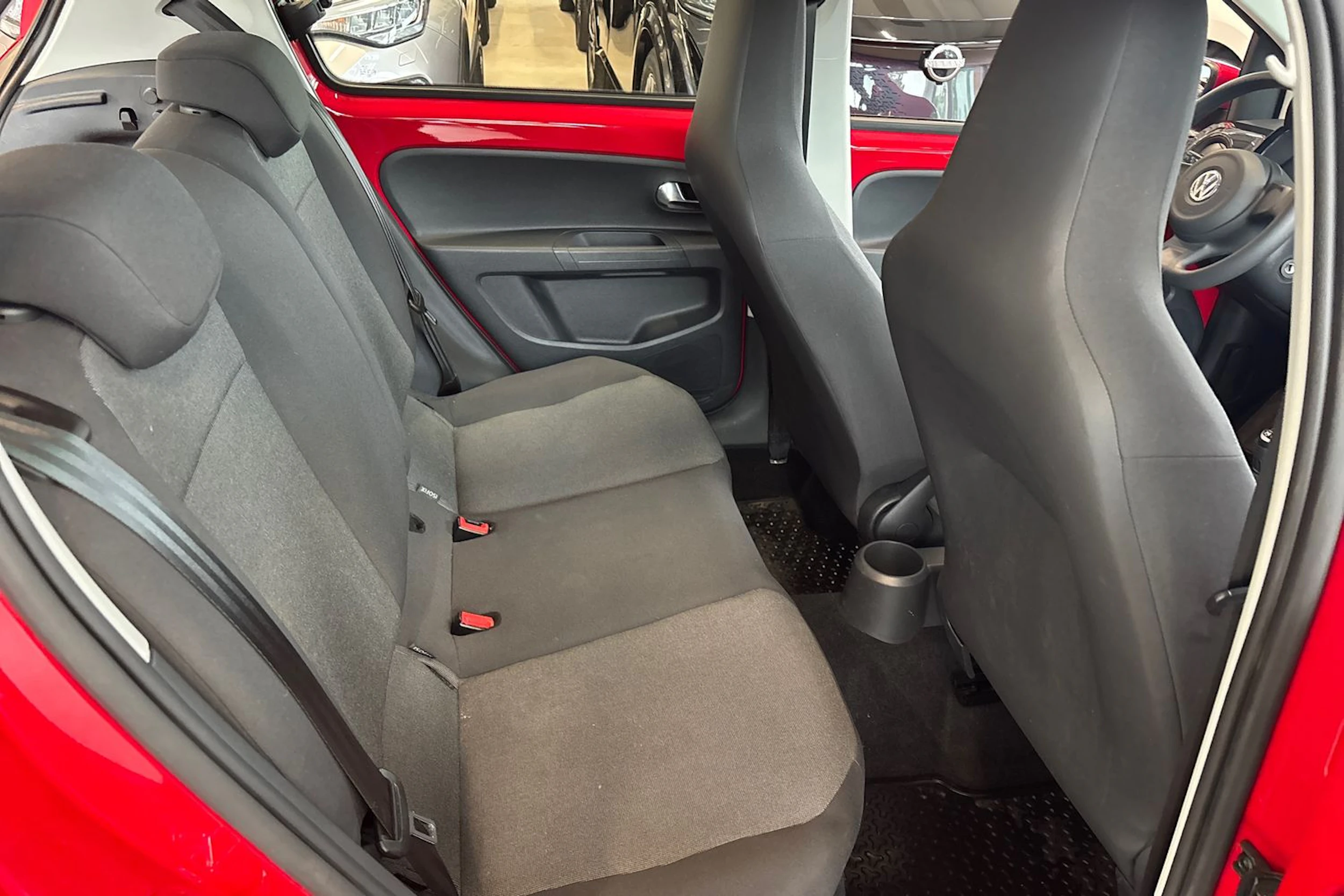 Punainen Volkswagen up! 2015 kuva 17.
