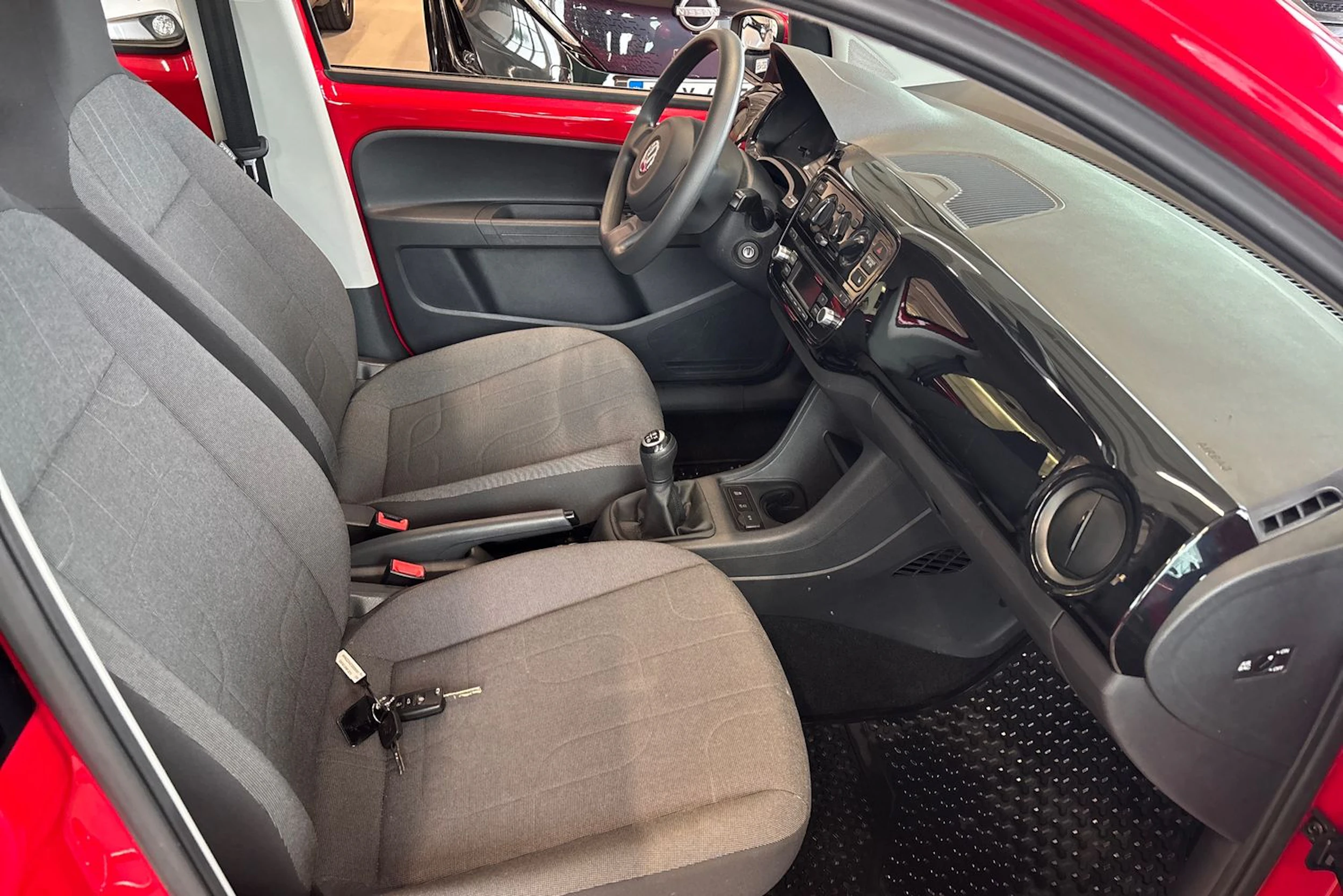 Punainen Volkswagen up! 2015 kuva 18.