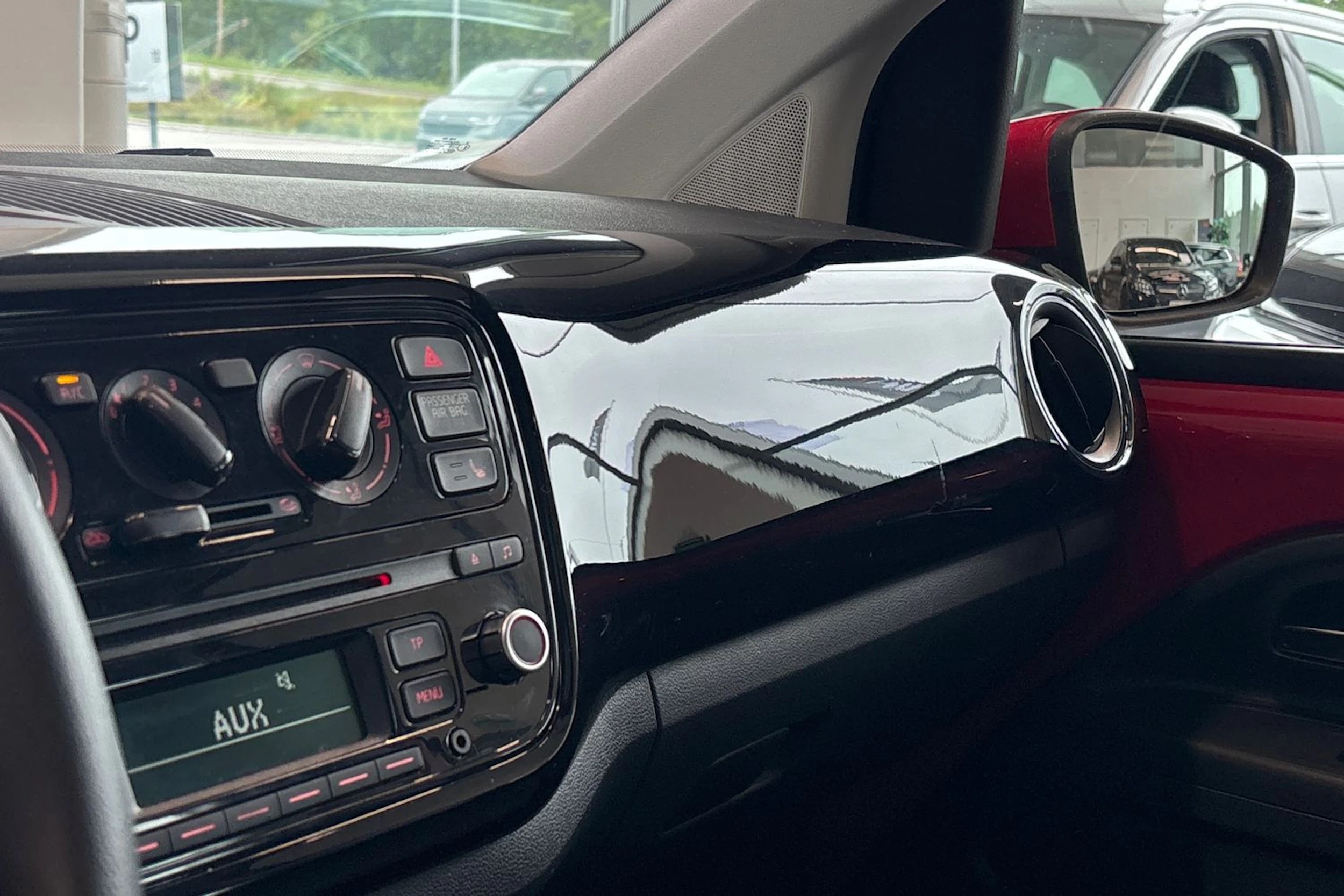 Punainen Volkswagen up! 2015 kuva 25.