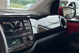 Punainen Volkswagen up! 2015 kuva 25.