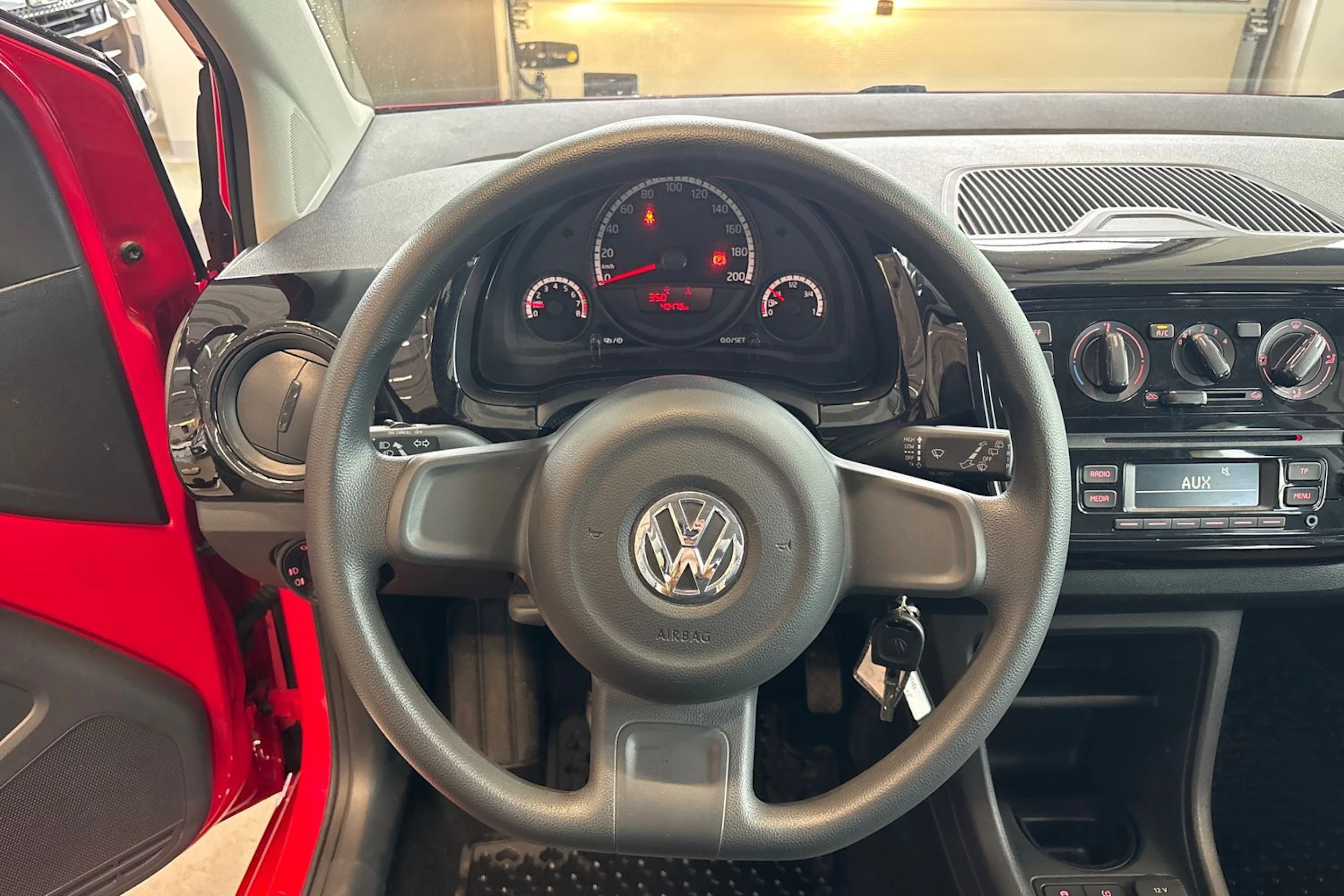 Punainen Volkswagen up! 2015 kuva 28.