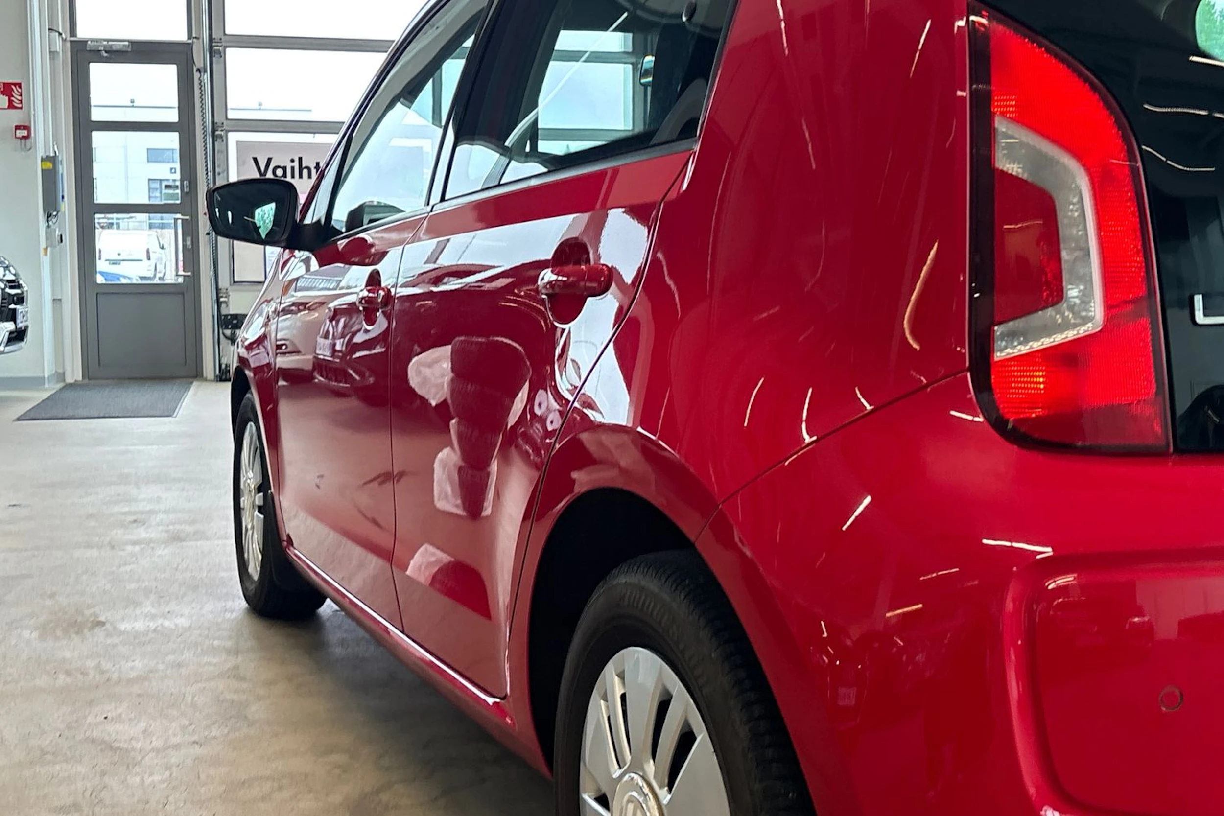 Punainen Volkswagen up! 2015 kuva 38.