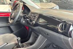 Punainen Volkswagen up! 2015 kuva 41.