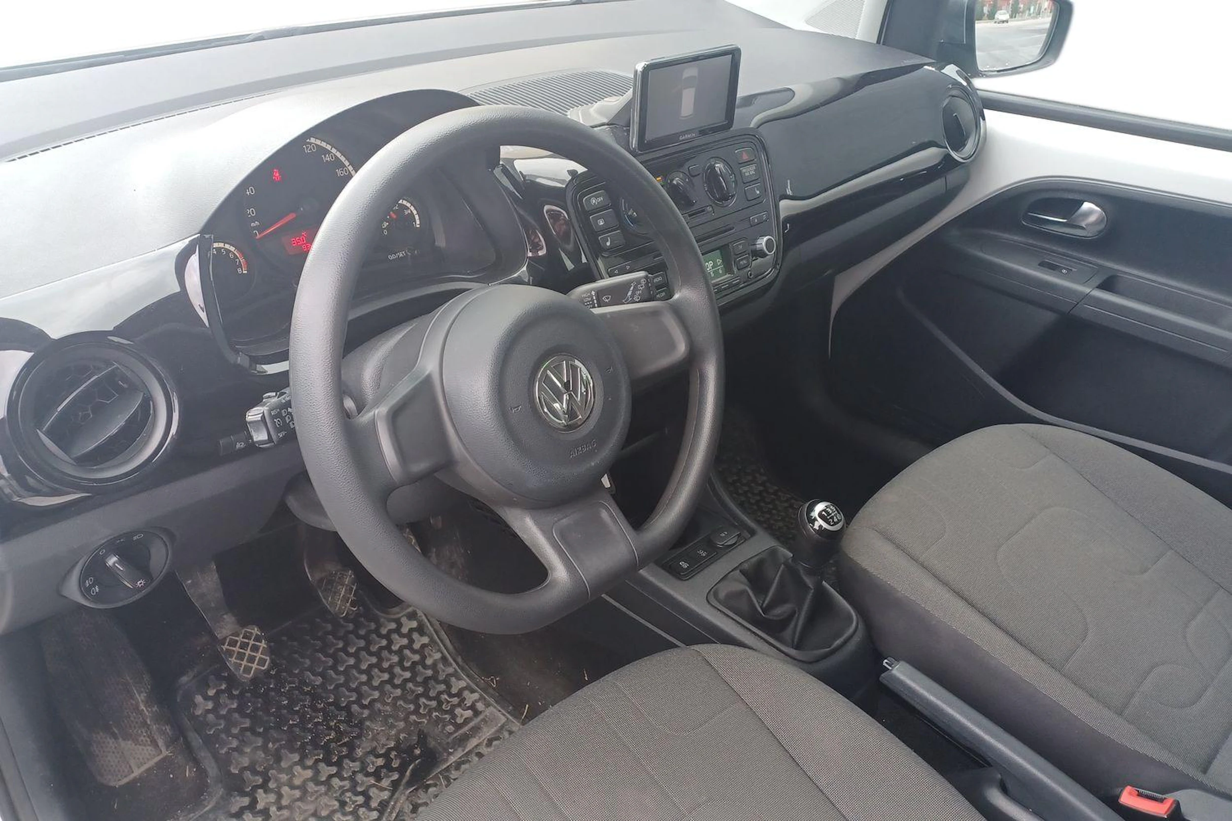 valkoinen Volkswagen up! 2016 kuva 3.