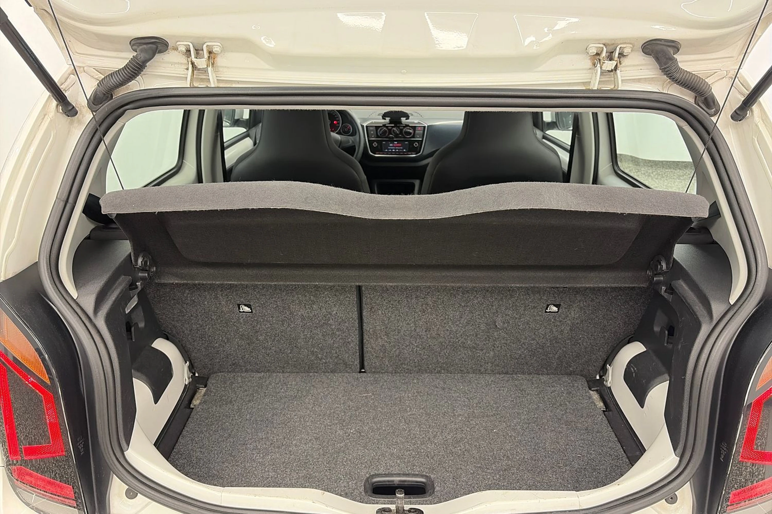 Valkoinen Volkswagen up! 2017 kuva 15.