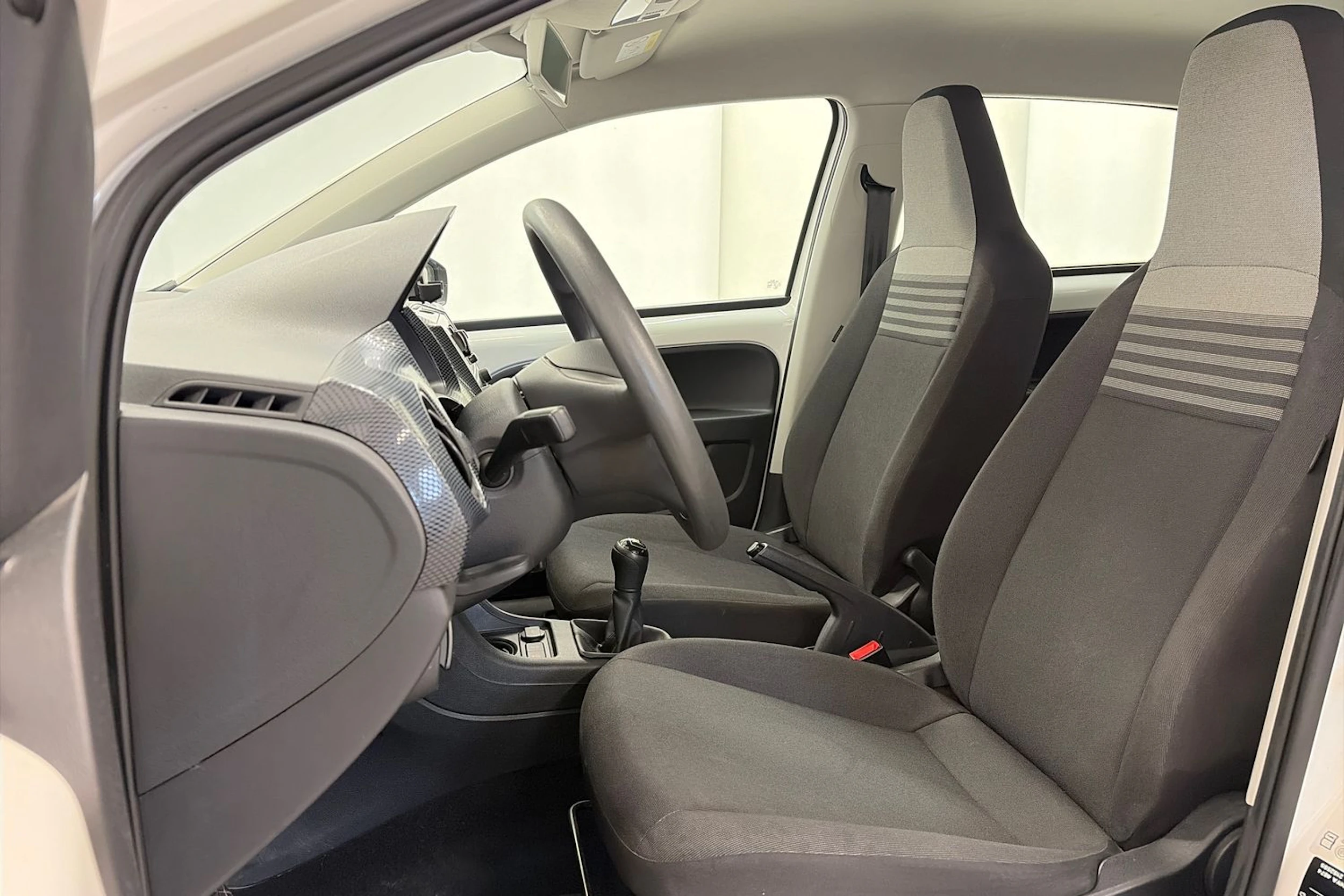 Valkoinen Volkswagen up! 2017 kuva 16.