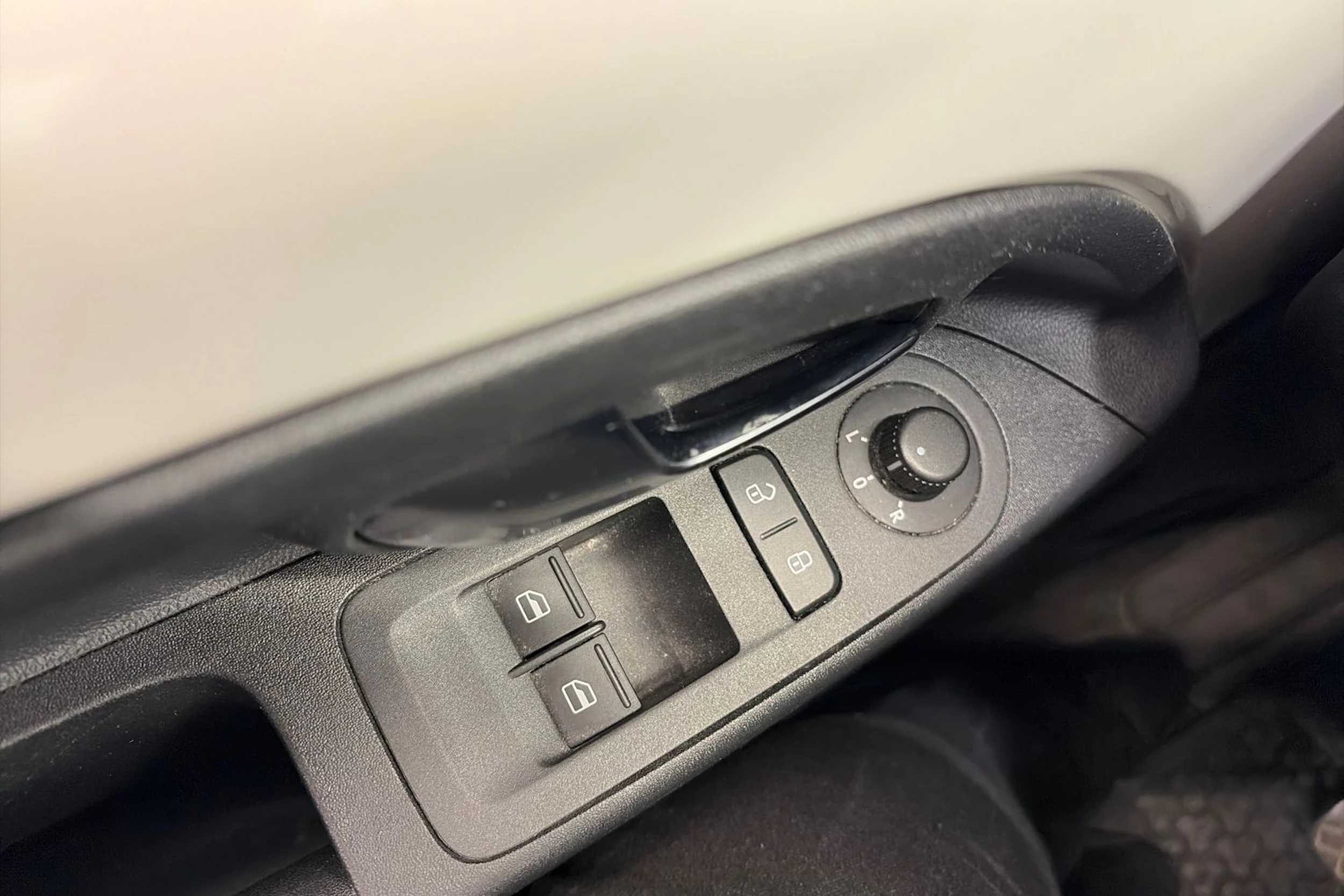 Valkoinen Volkswagen up! 2017 kuva 21.