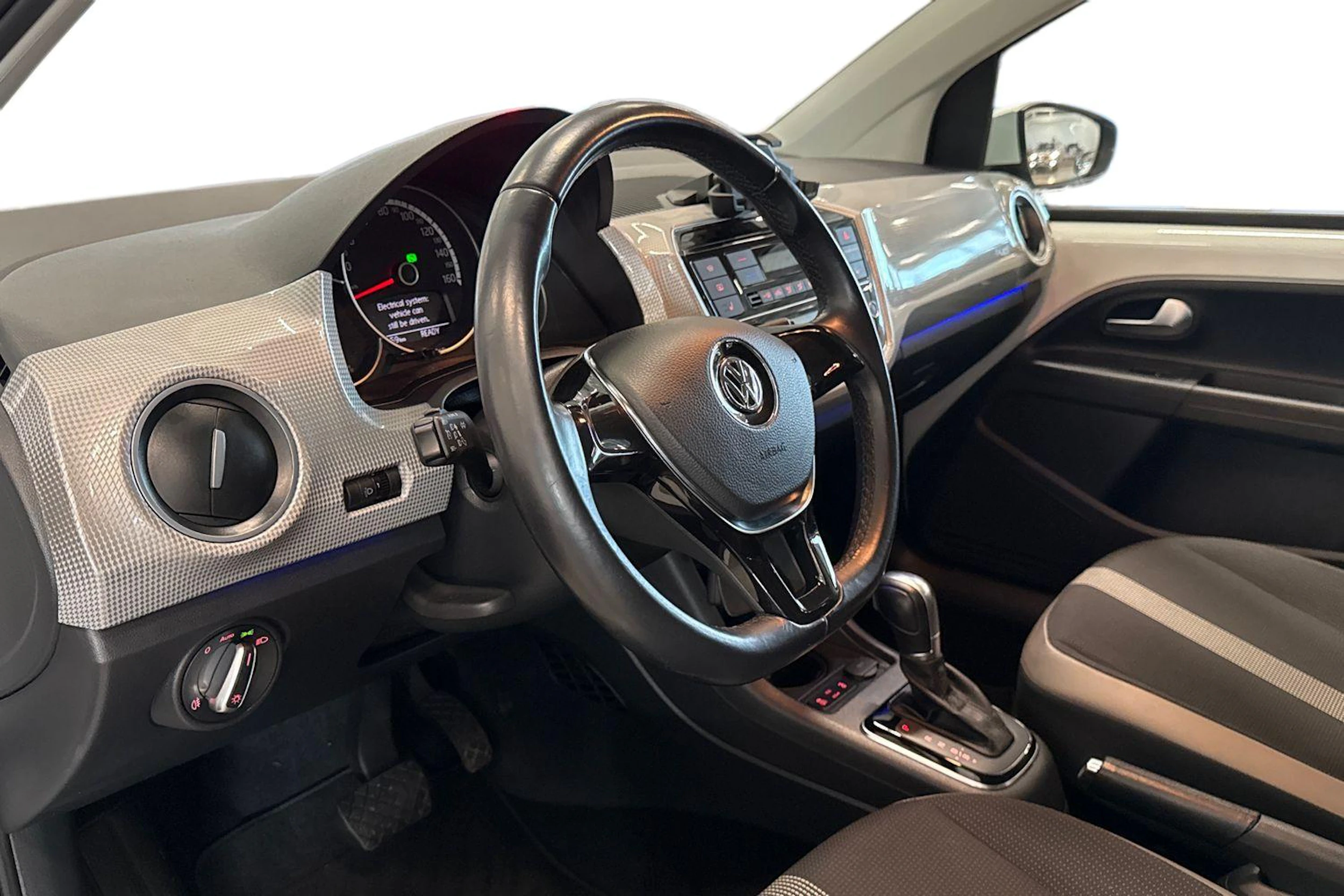 valkoinen Volkswagen up! 2017 kuva 7.