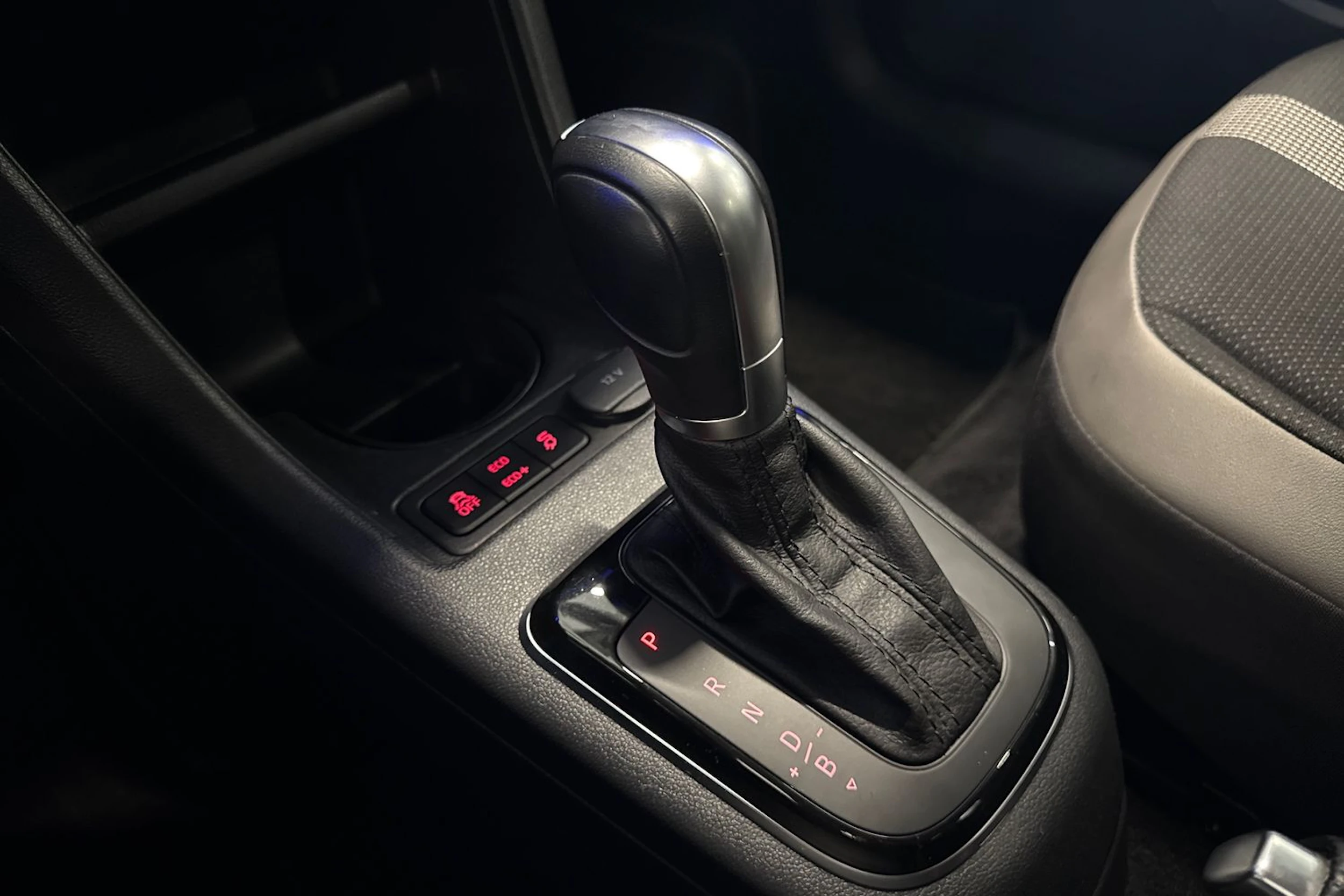 valkoinen Volkswagen up! 2017 kuva 18.