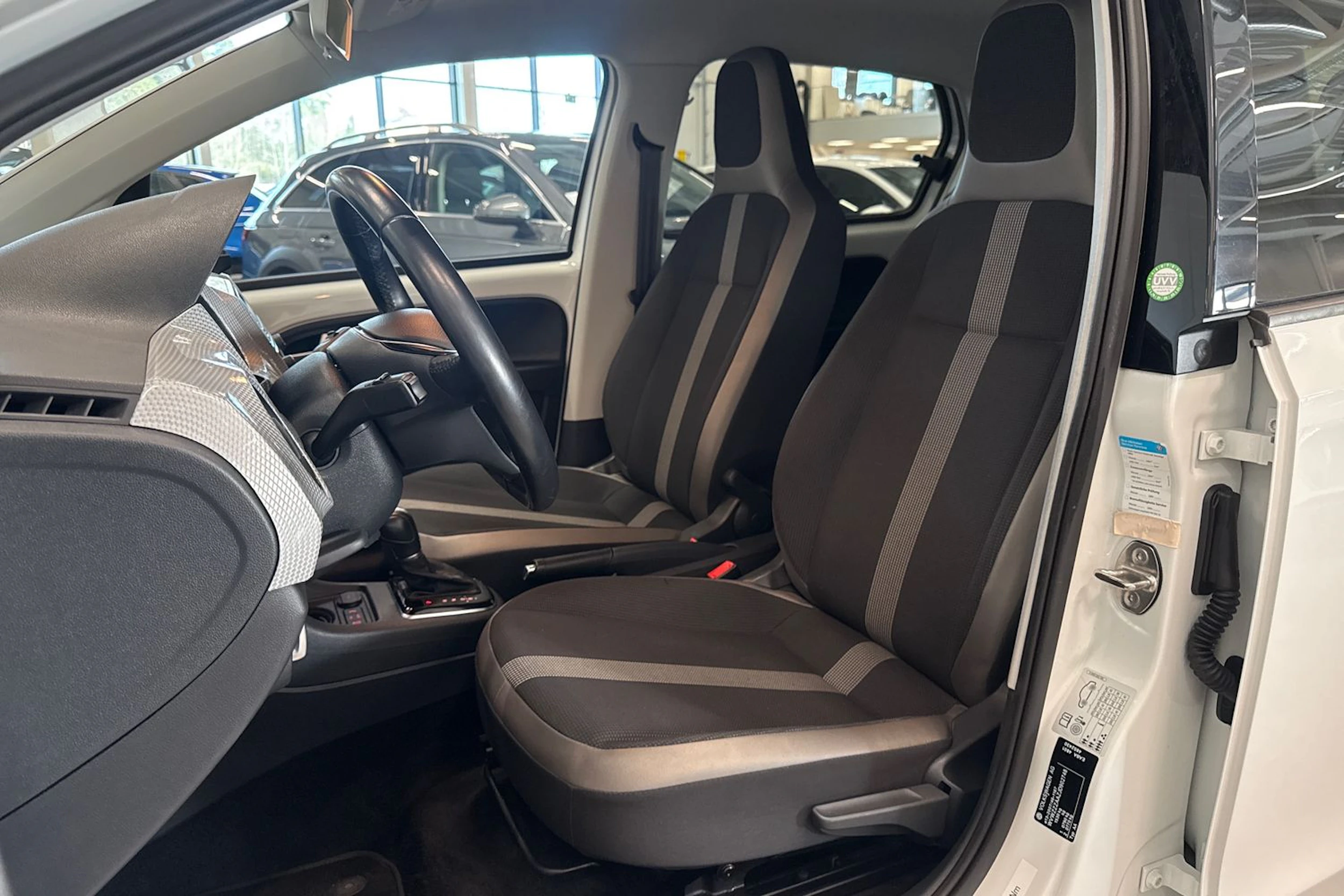 valkoinen Volkswagen up! 2017 kuva 21.