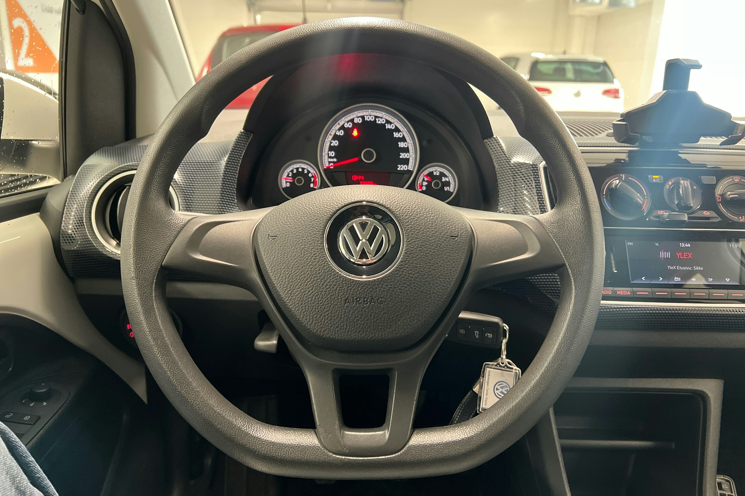 valkoinen Volkswagen up! 2017 kuva 11.