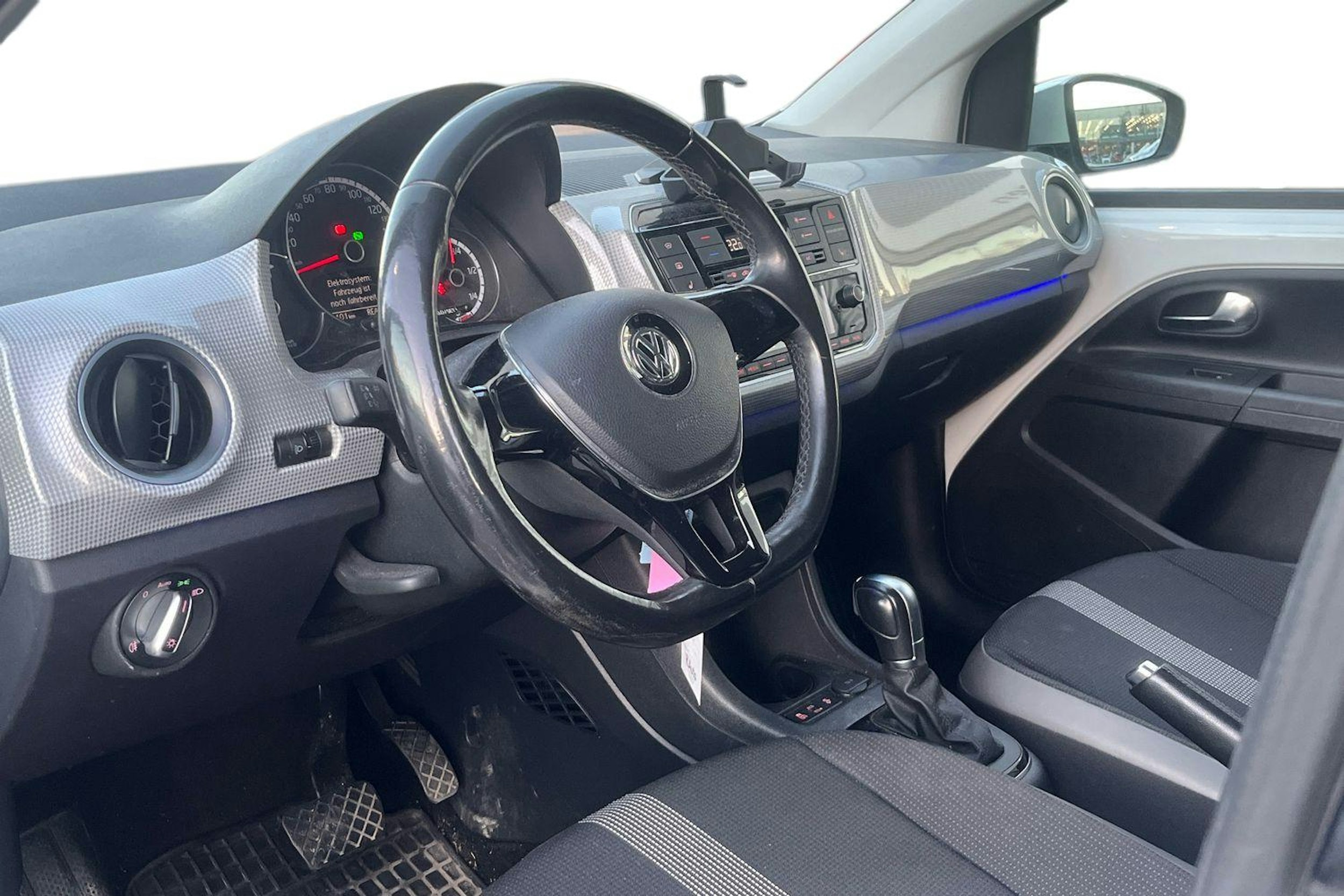 valkoinen Volkswagen up! 2017 kuva 3.