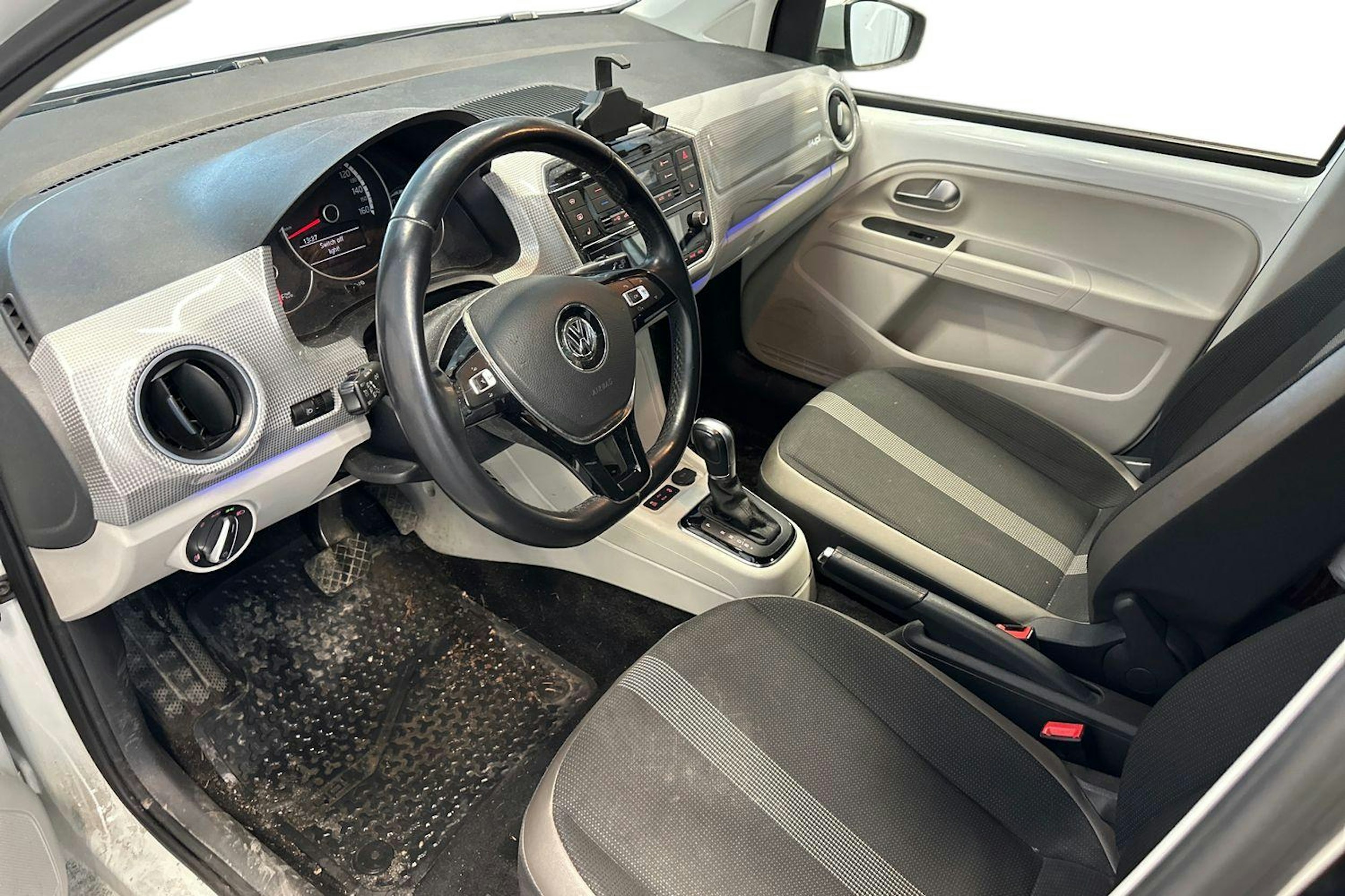 valkoinen Volkswagen up! 2018 kuva 3.