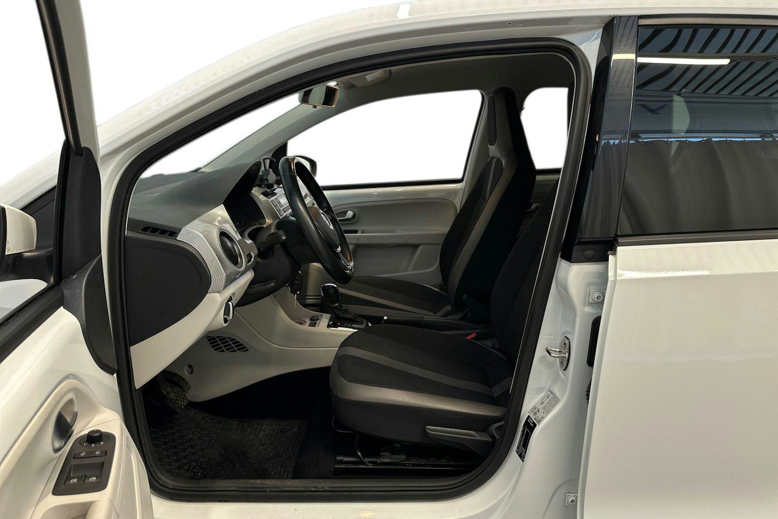 valkoinen Volkswagen up! 2018 kuva 9.