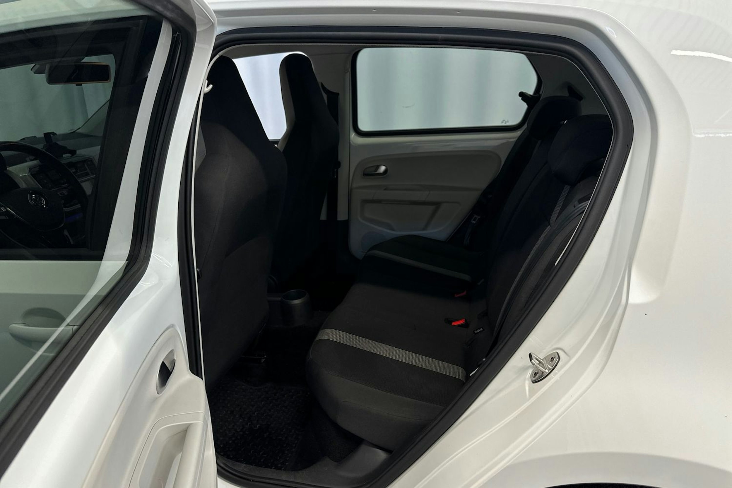 valkoinen Volkswagen up! 2018 kuva 10.