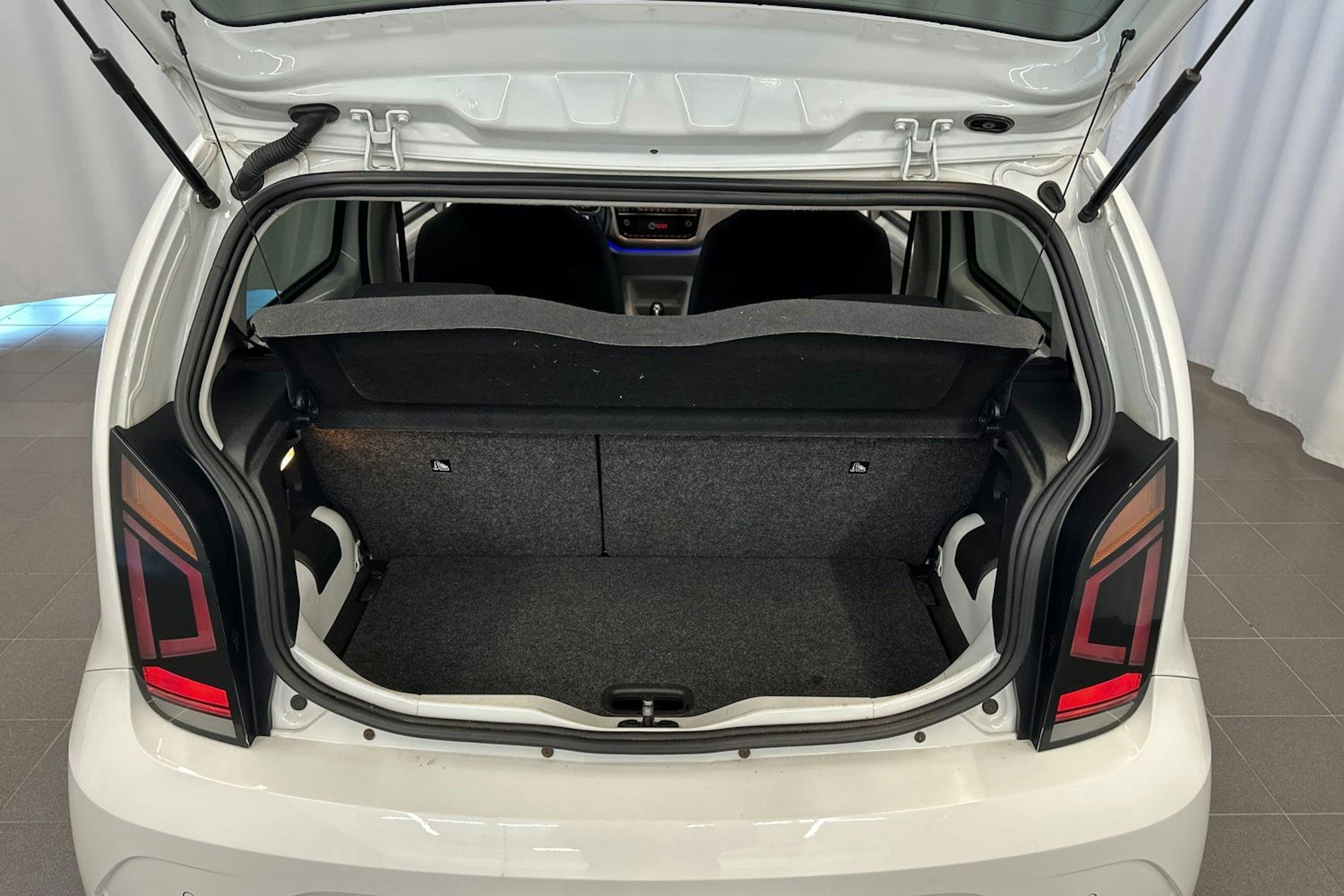 valkoinen Volkswagen up! 2018 kuva 11.