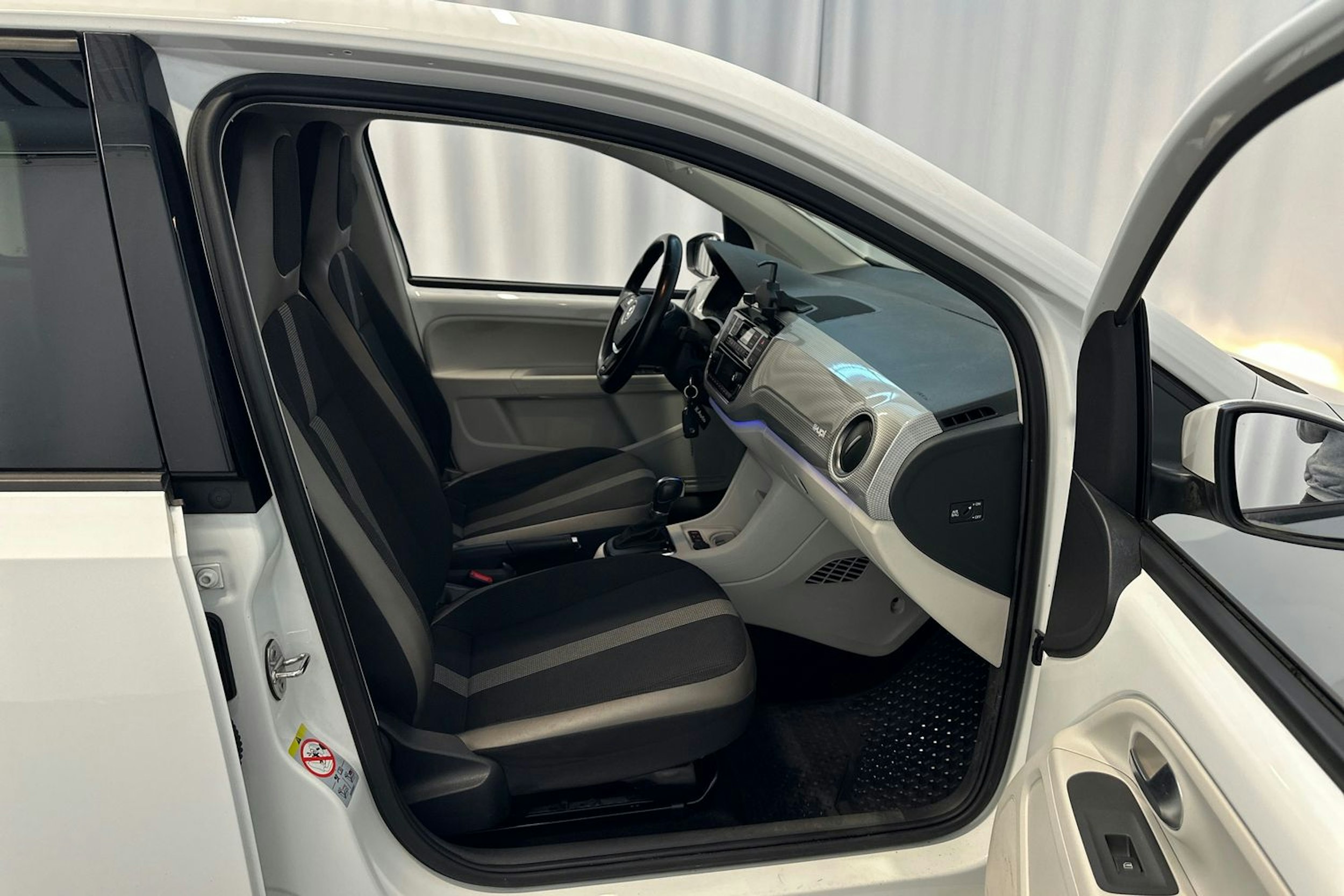 valkoinen Volkswagen up! 2018 kuva 13.