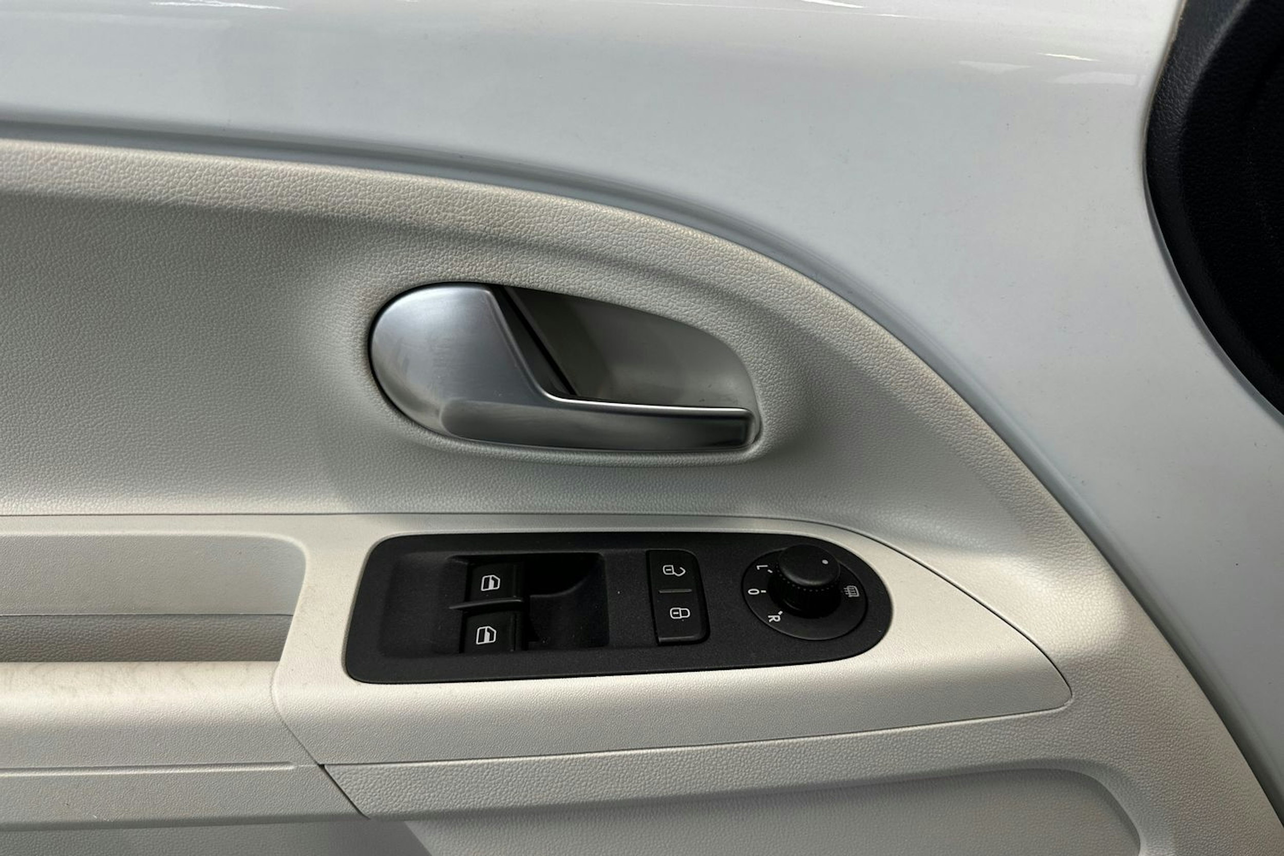 valkoinen Volkswagen up! 2018 kuva 14.