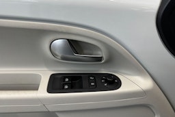 valkoinen Volkswagen up! 2018 kuva 14.