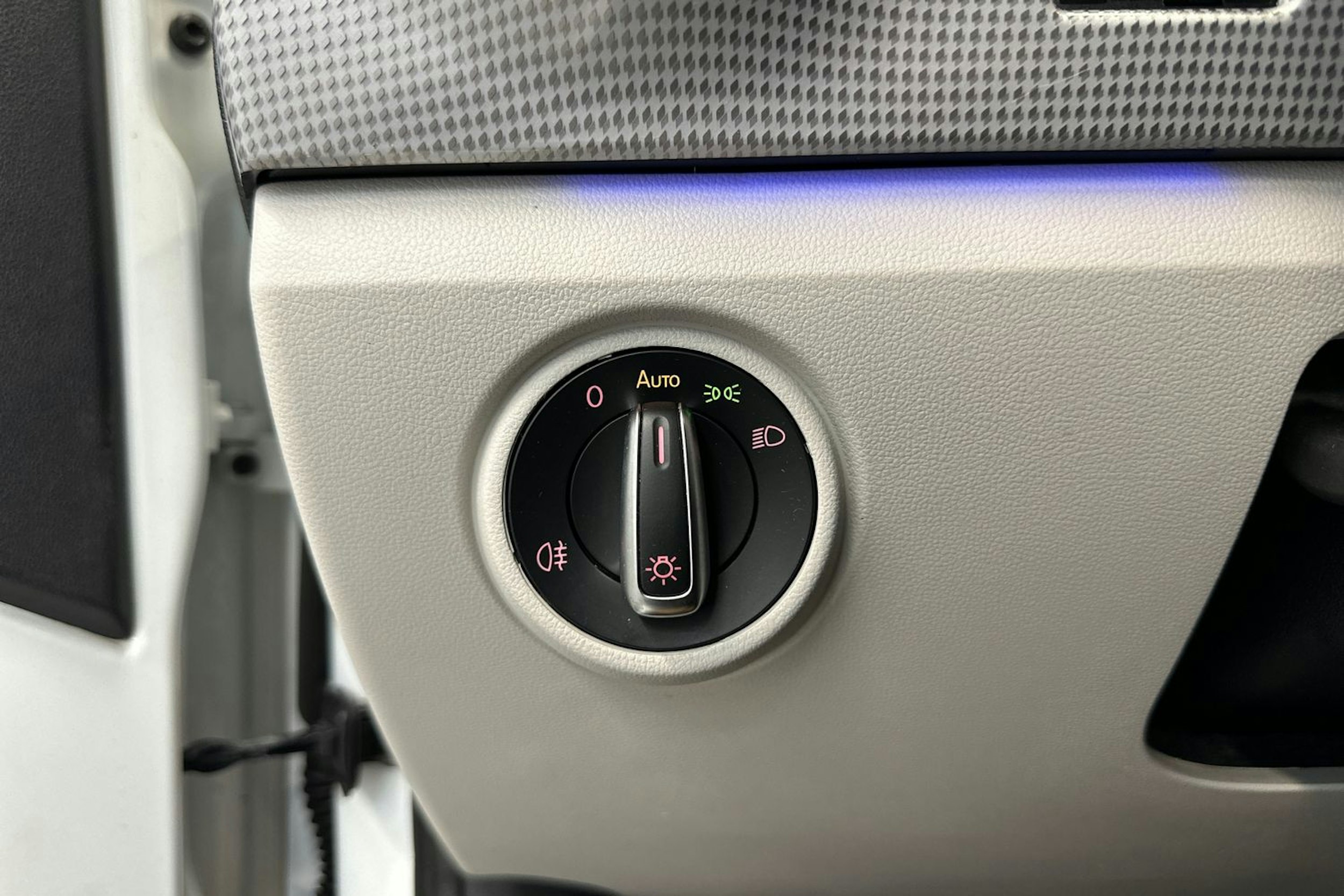 valkoinen Volkswagen up! 2018 kuva 15.