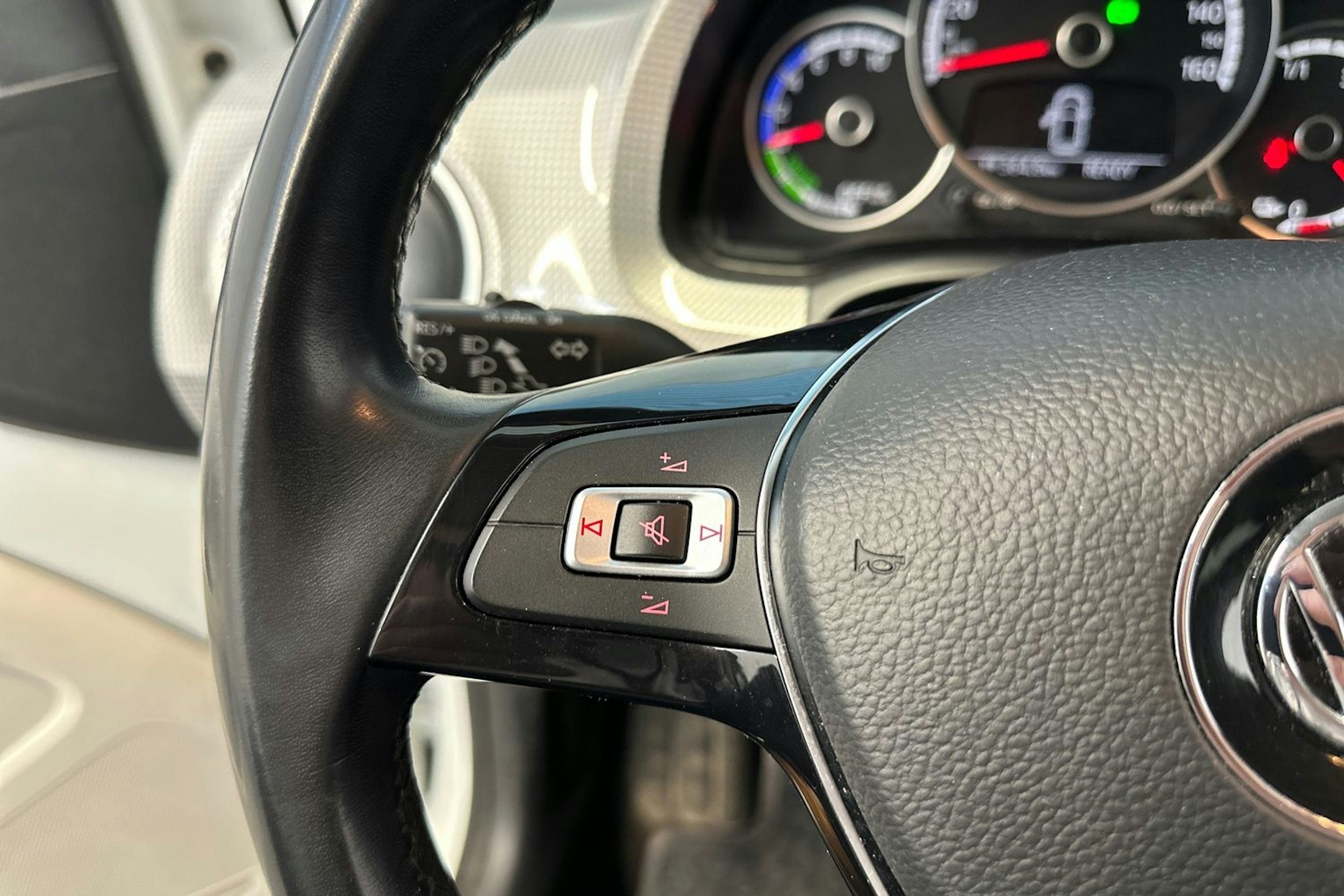 valkoinen Volkswagen up! 2018 kuva 16.