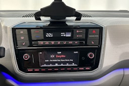 valkoinen Volkswagen up! 2018 kuva 19.