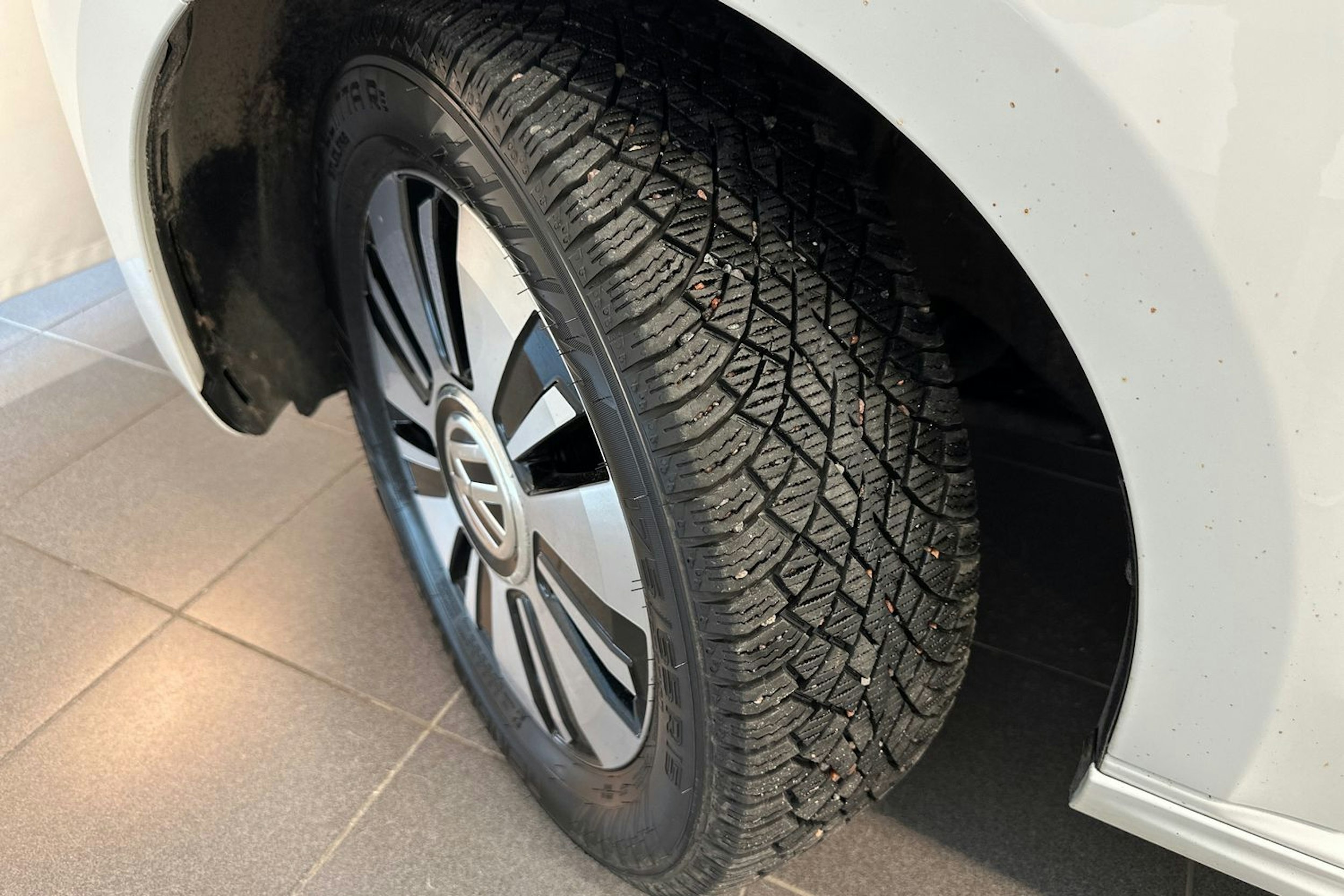 valkoinen Volkswagen up! 2018 kuva 25.