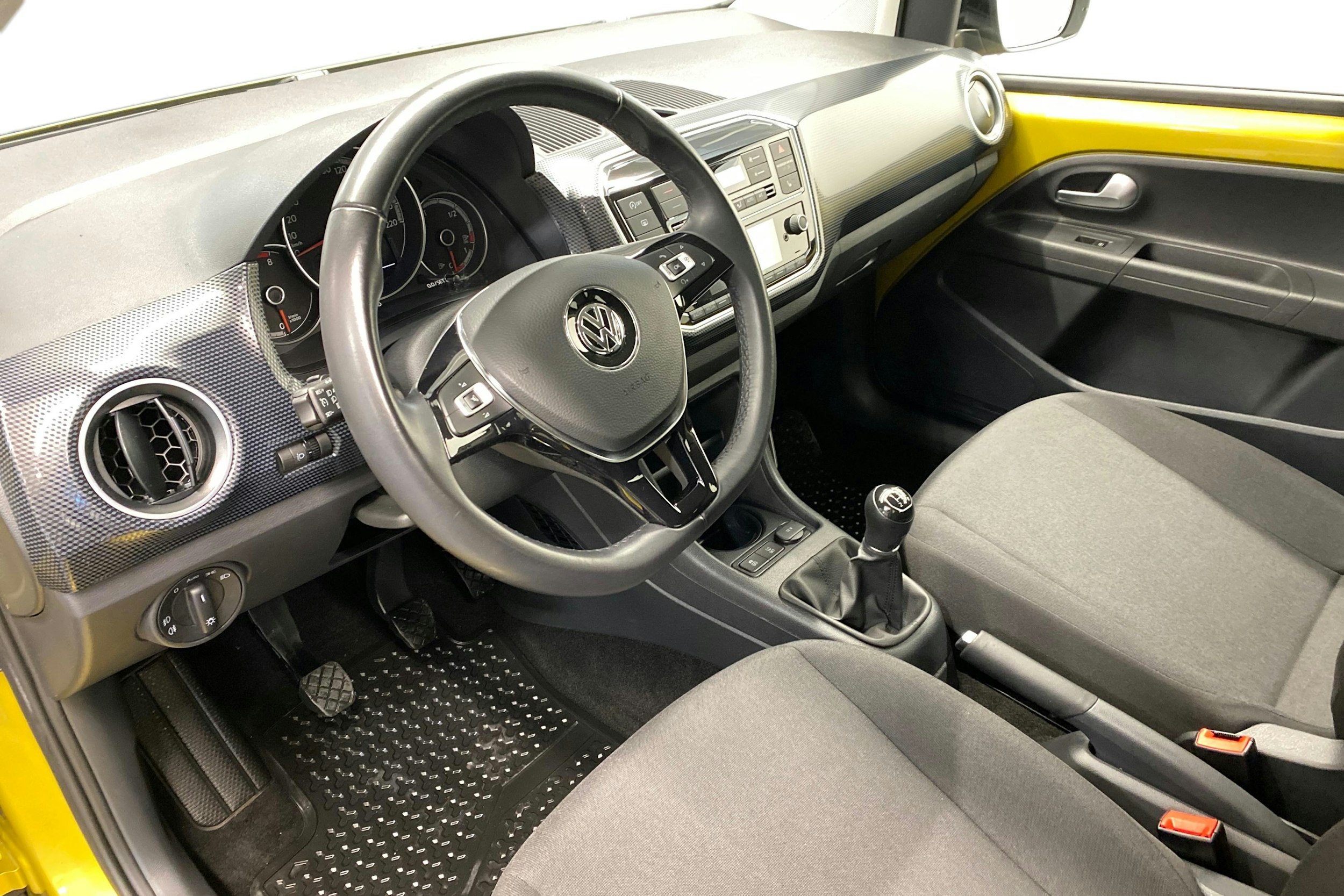 Keltainen Volkswagen up! 2019 kuva 7.