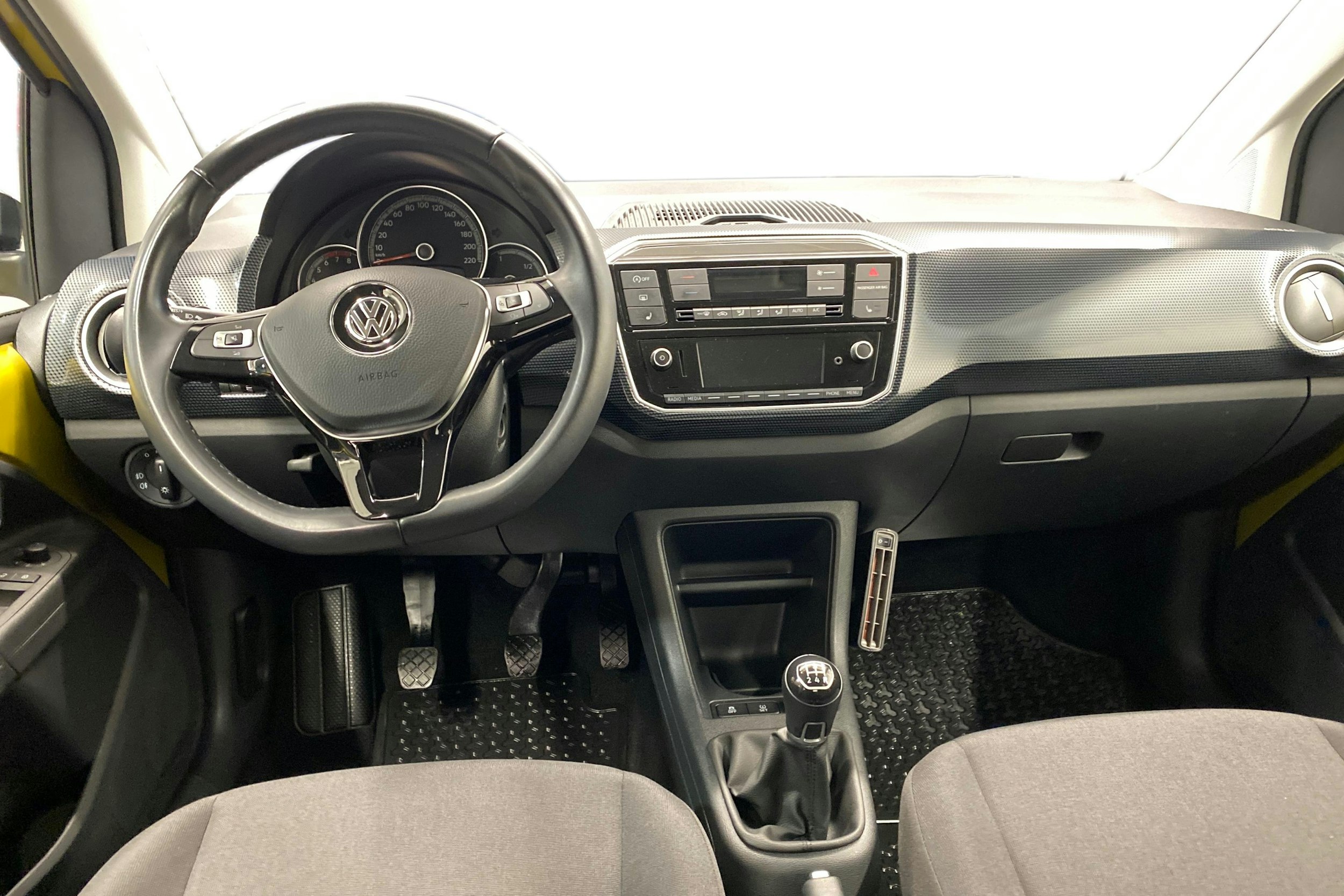 Keltainen Volkswagen up! 2019 kuva 9.