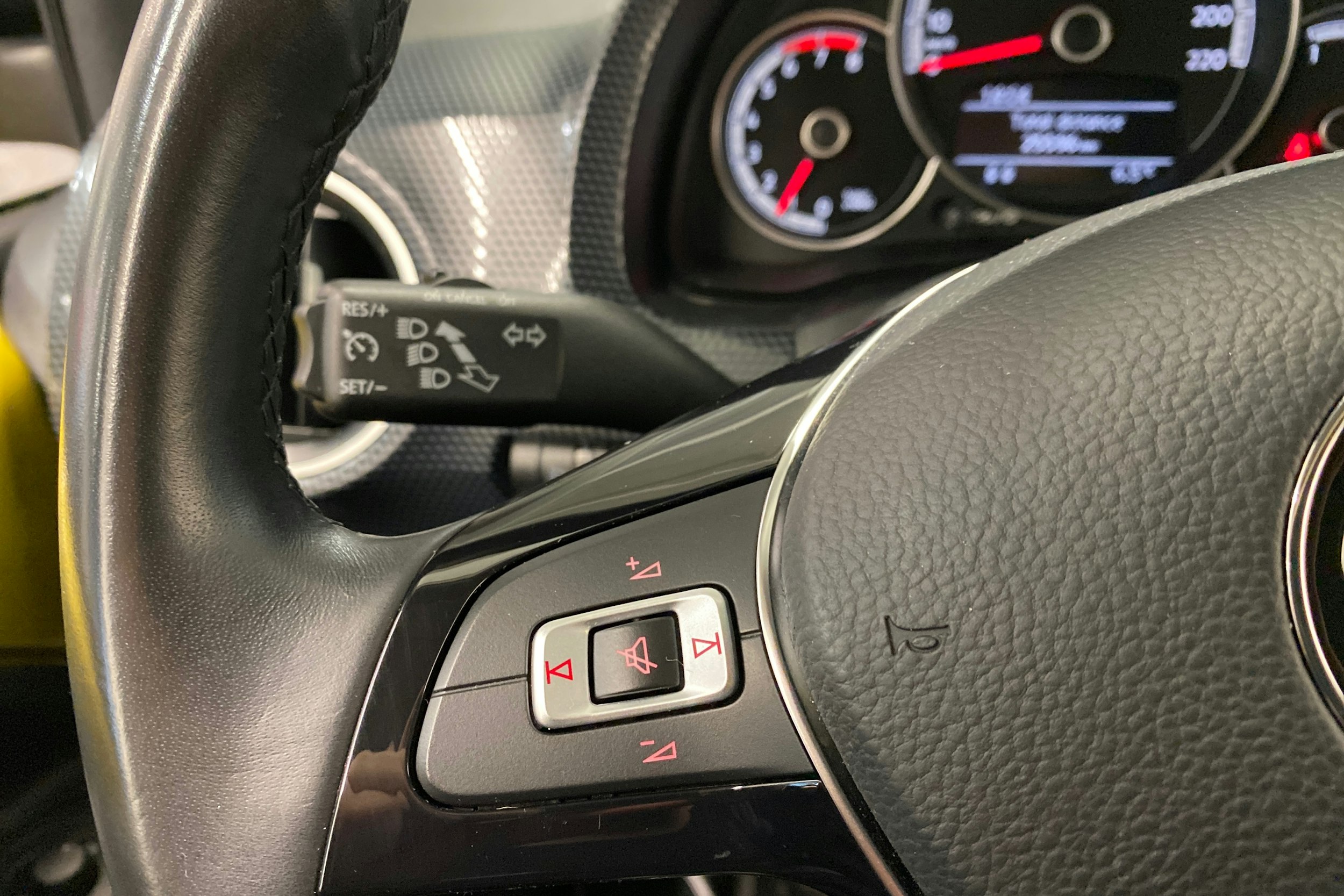 Keltainen Volkswagen up! 2019 kuva 15.