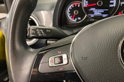 Keltainen Volkswagen up! 2019 kuva 15.