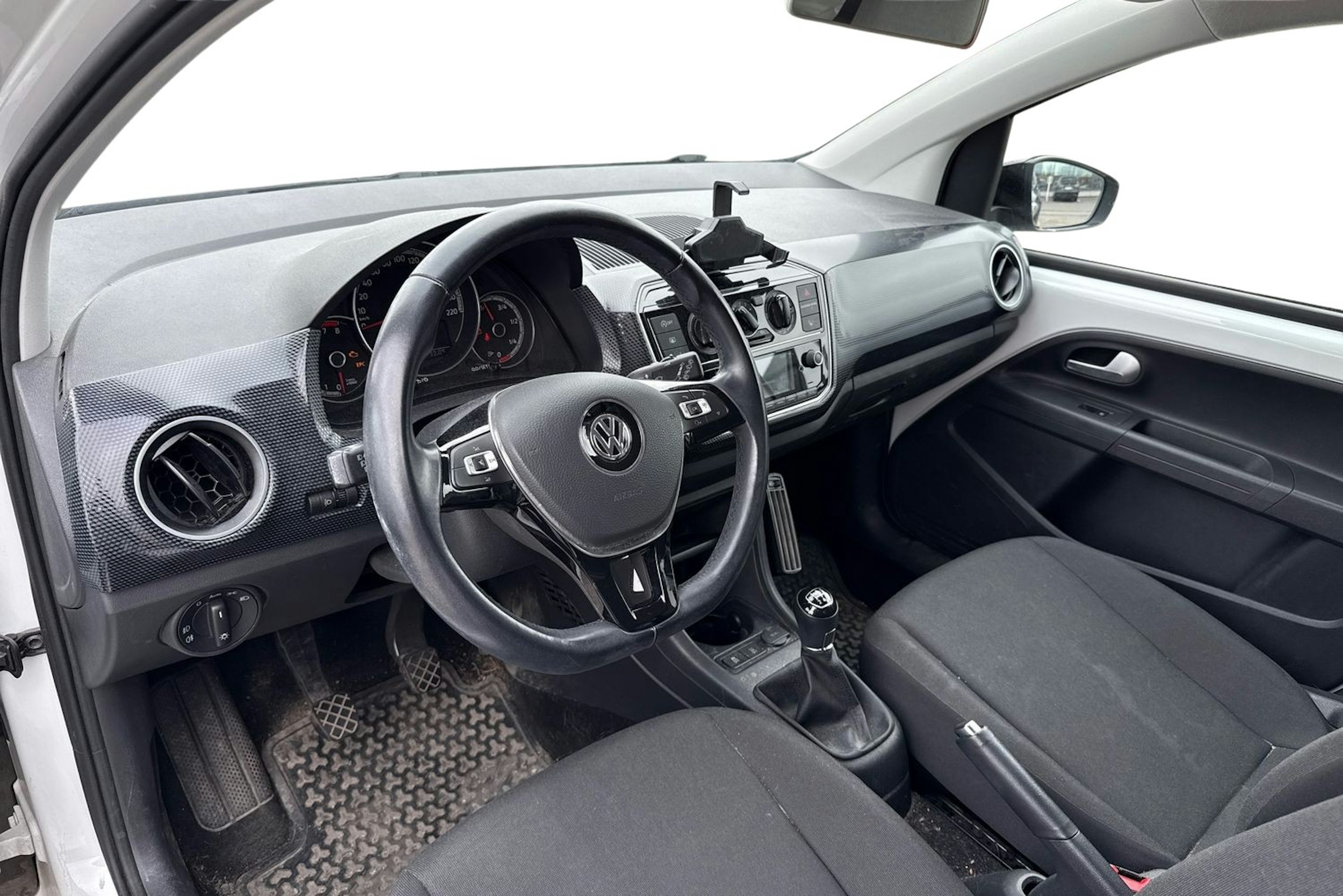 valkoinen Volkswagen up! 2019 kuva 3.