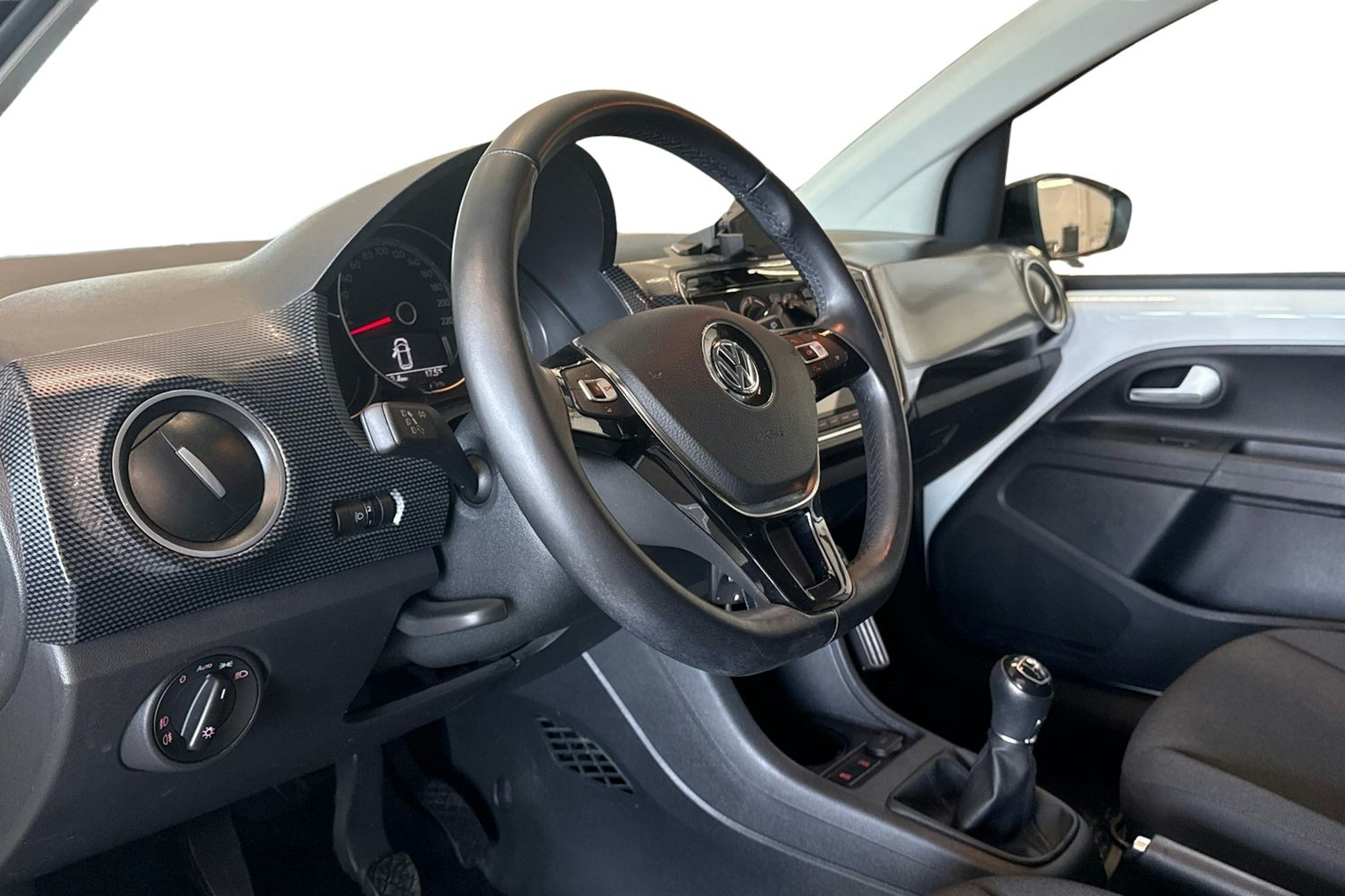 valkoinen Volkswagen up! 2019 kuva 7.