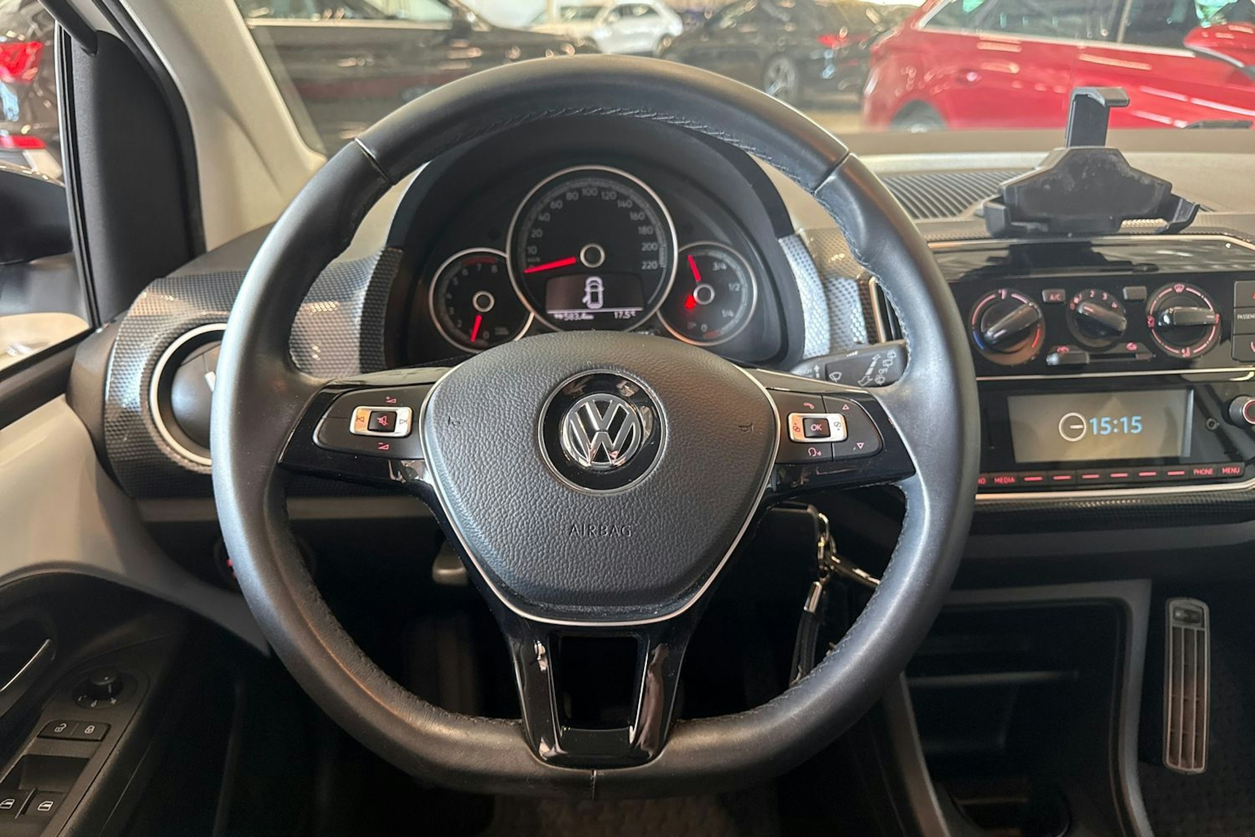 valkoinen Volkswagen up! 2019 kuva 14.