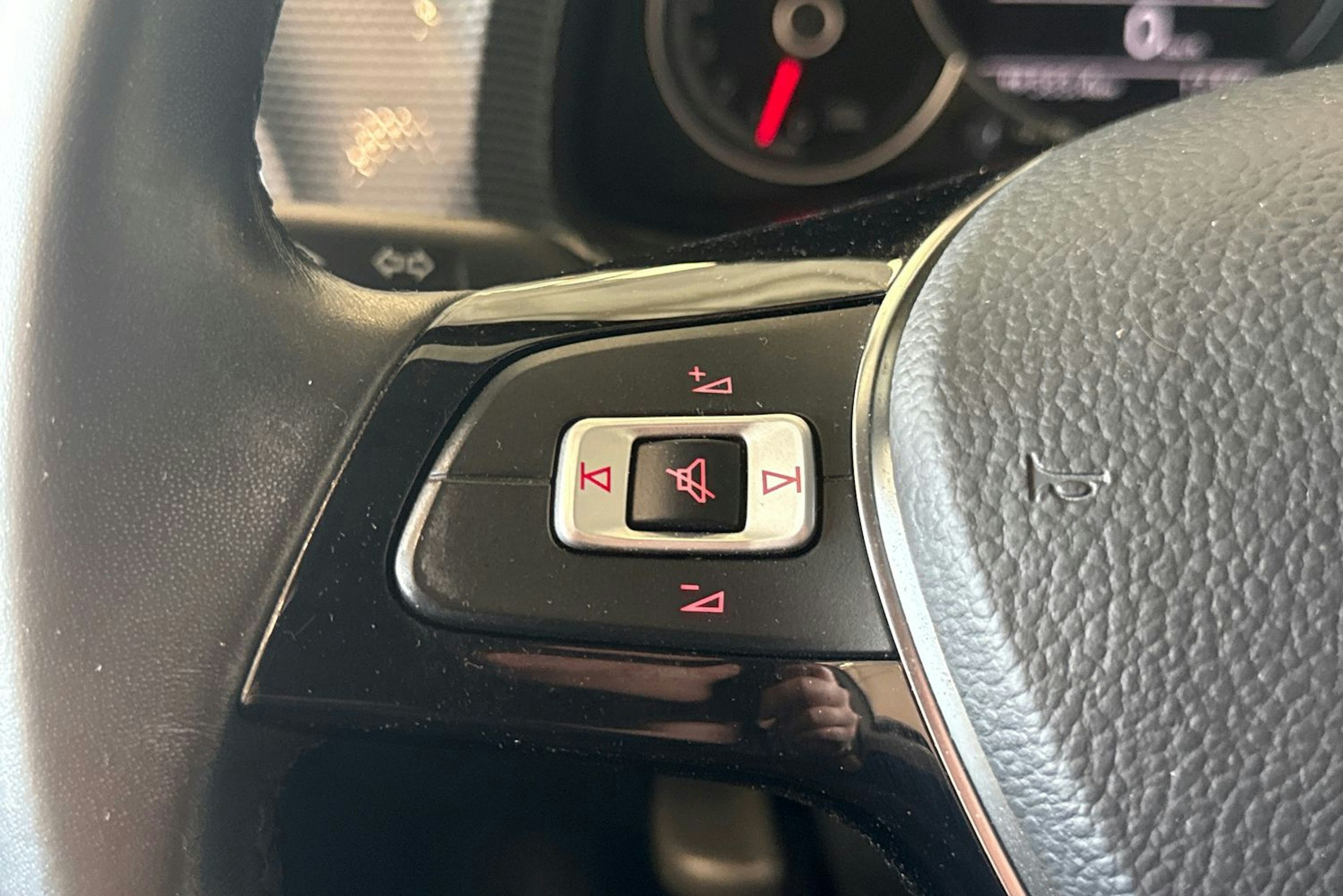 valkoinen Volkswagen up! 2019 kuva 15.