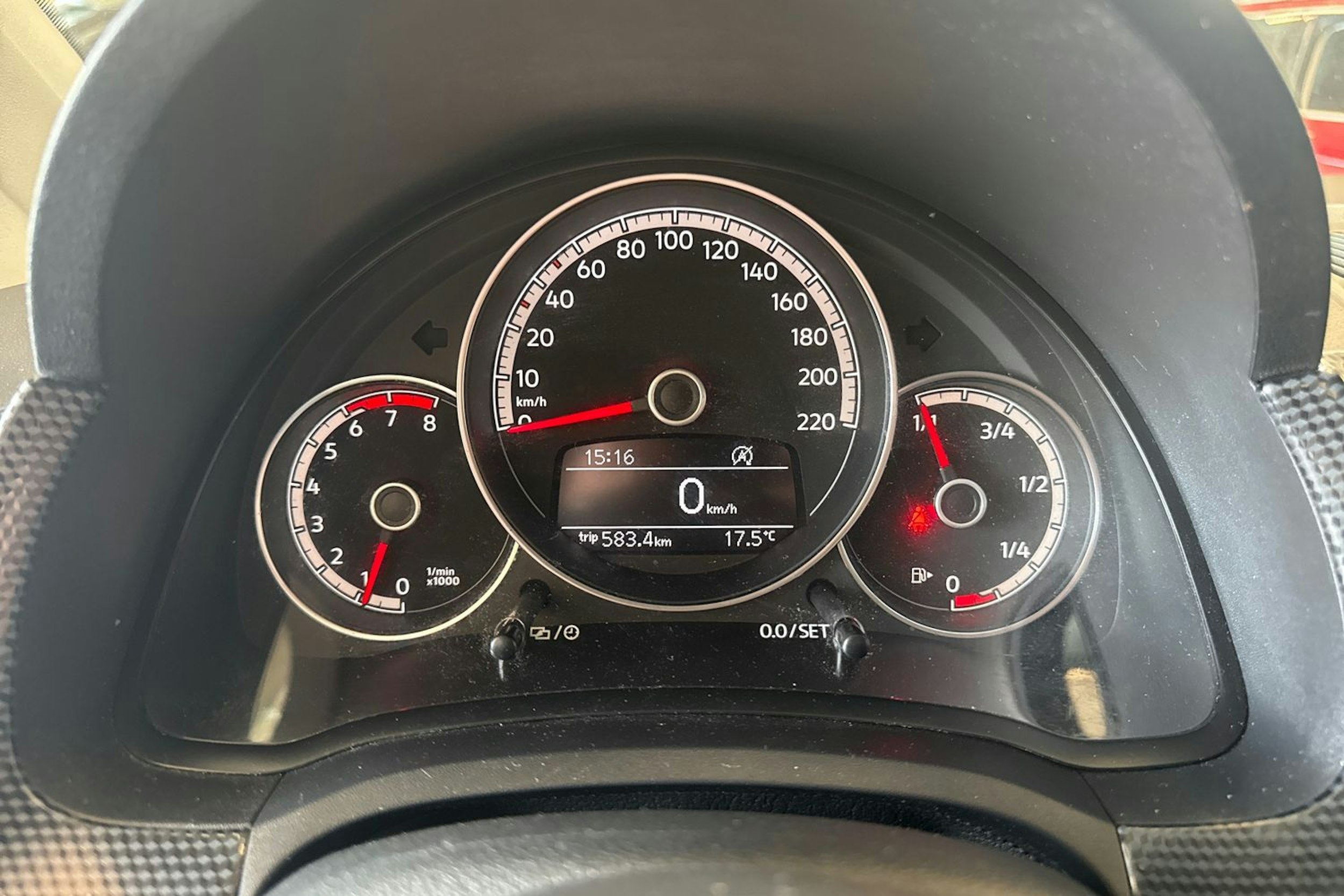 valkoinen Volkswagen up! 2019 kuva 17.