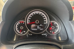 valkoinen Volkswagen up! 2019 kuva 17.