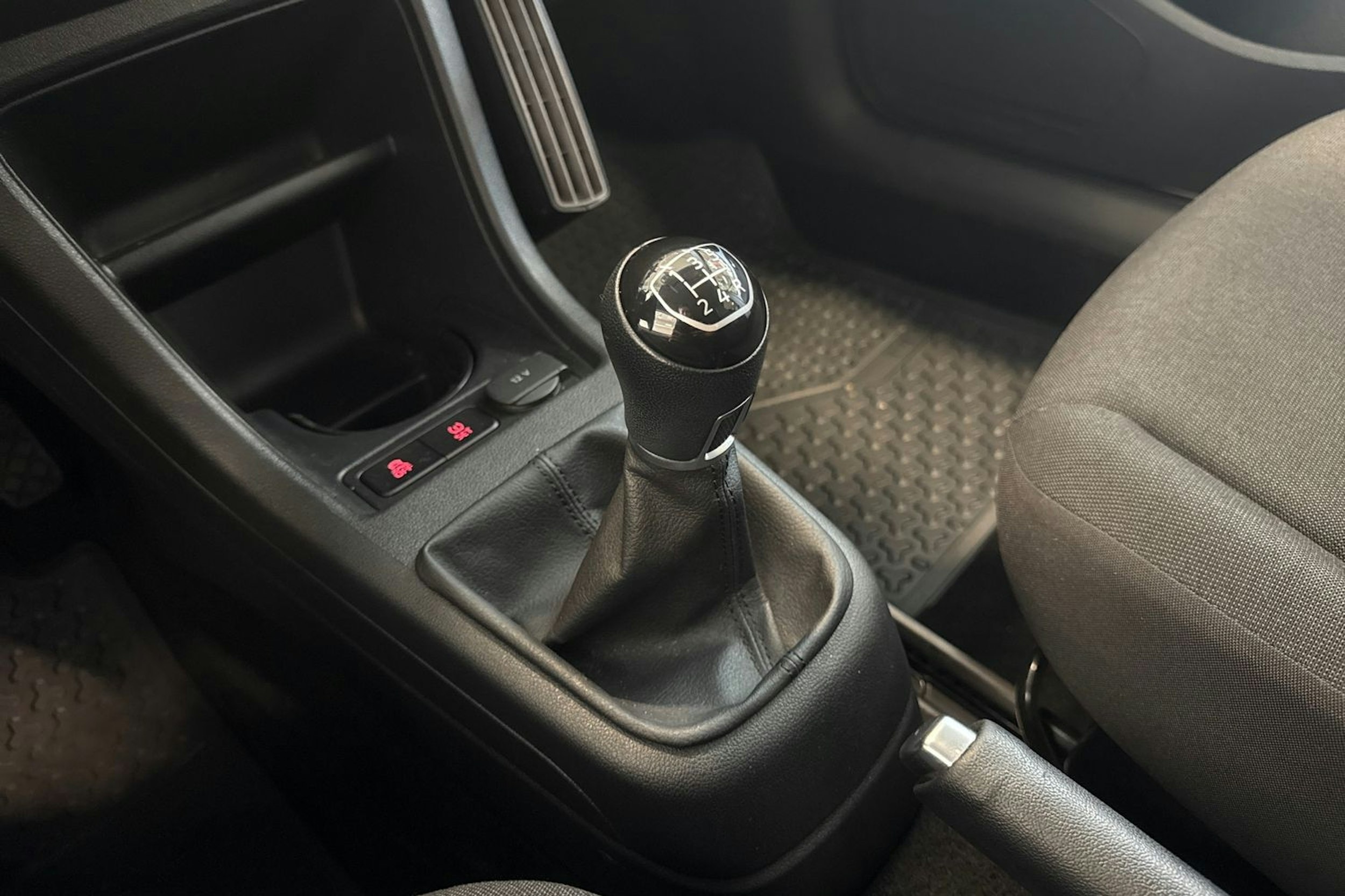 valkoinen Volkswagen up! 2019 kuva 18.