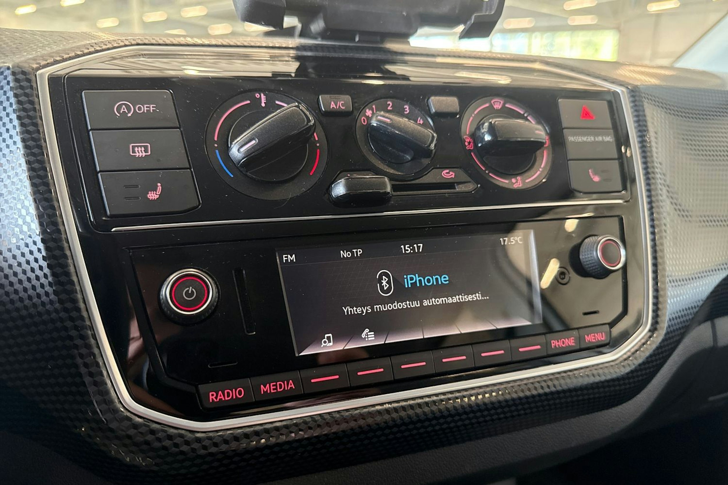 valkoinen Volkswagen up! 2019 kuva 19.