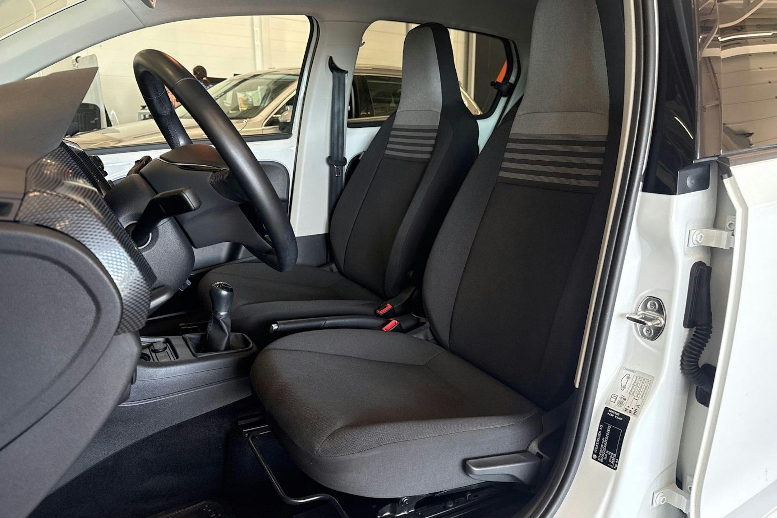valkoinen Volkswagen up! 2019 kuva 20.