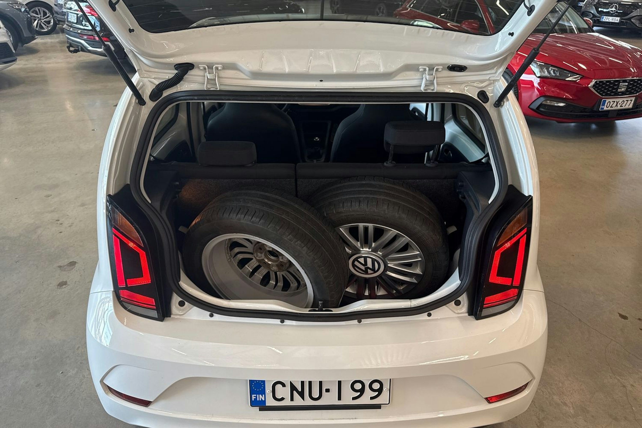 valkoinen Volkswagen up! 2019 kuva 21.