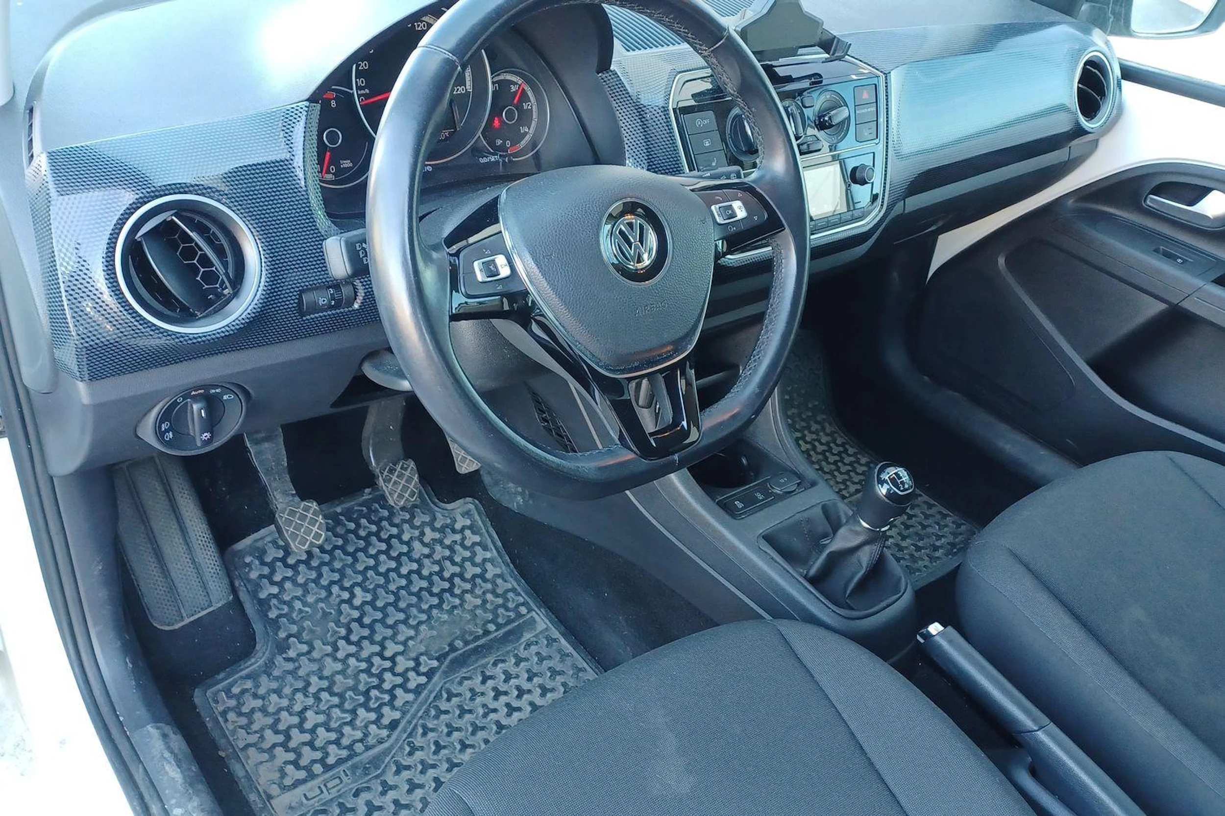 valkoinen Volkswagen up! 2019 kuva 3.