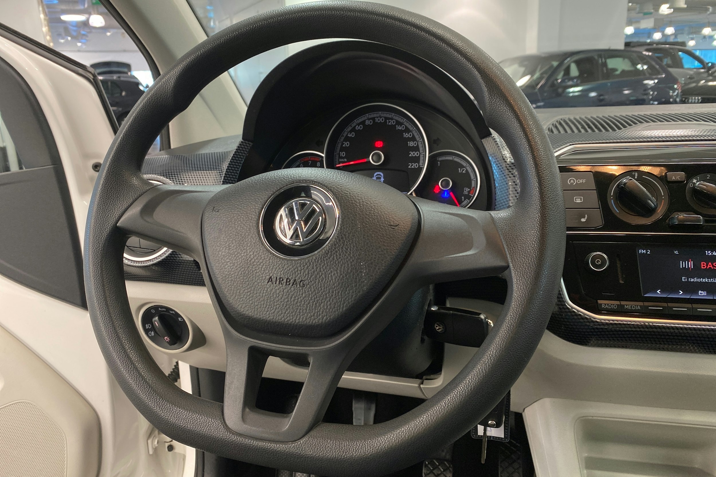 valkoinen Volkswagen up! 2019 kuva 14.
